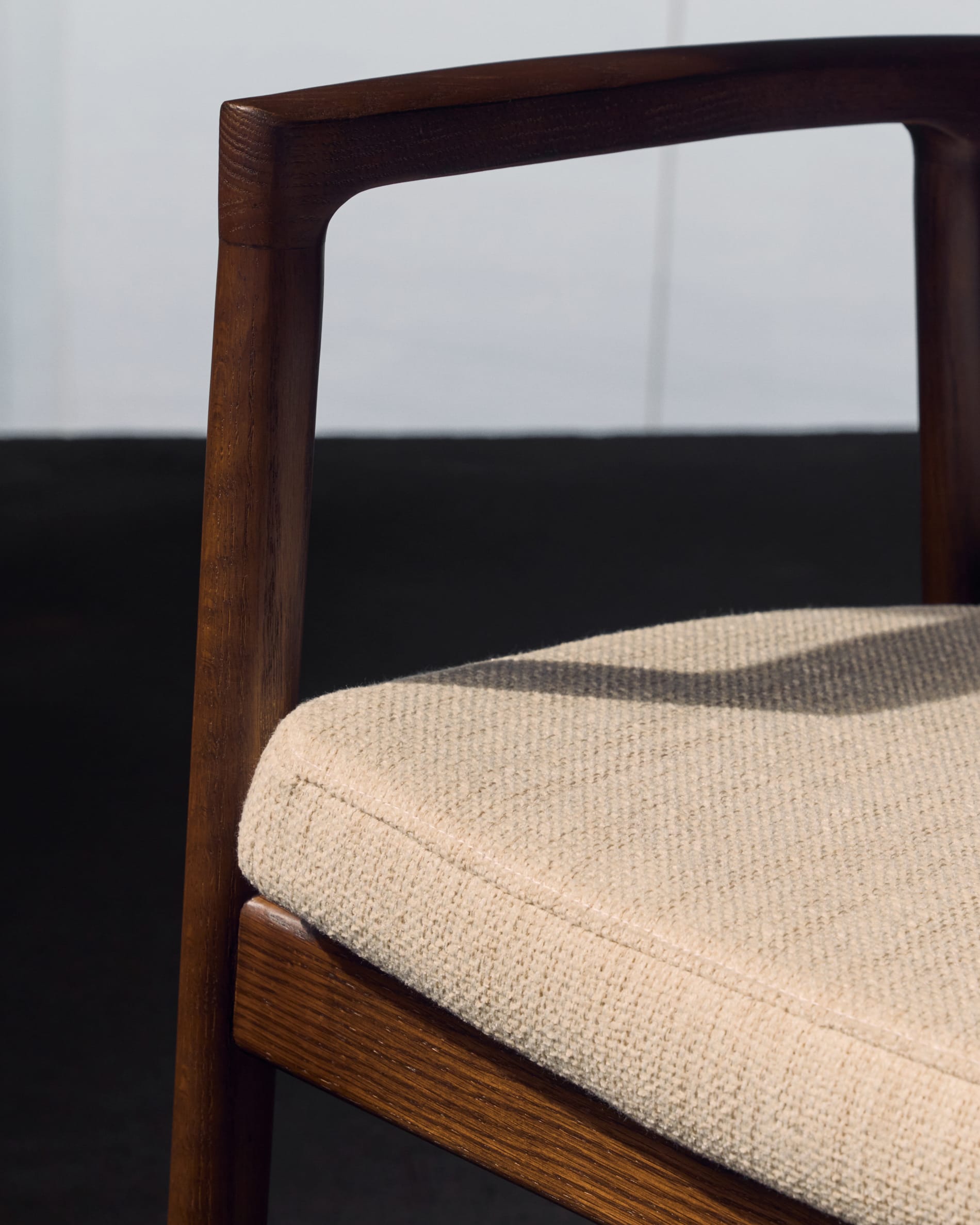 Moderner Alocs Stuhl mit beigem Chenille-Bezug, abnehmbar, aus massiver Eiche mit Nussbaum-Finish, FSC Mix Credit zertifiziert.