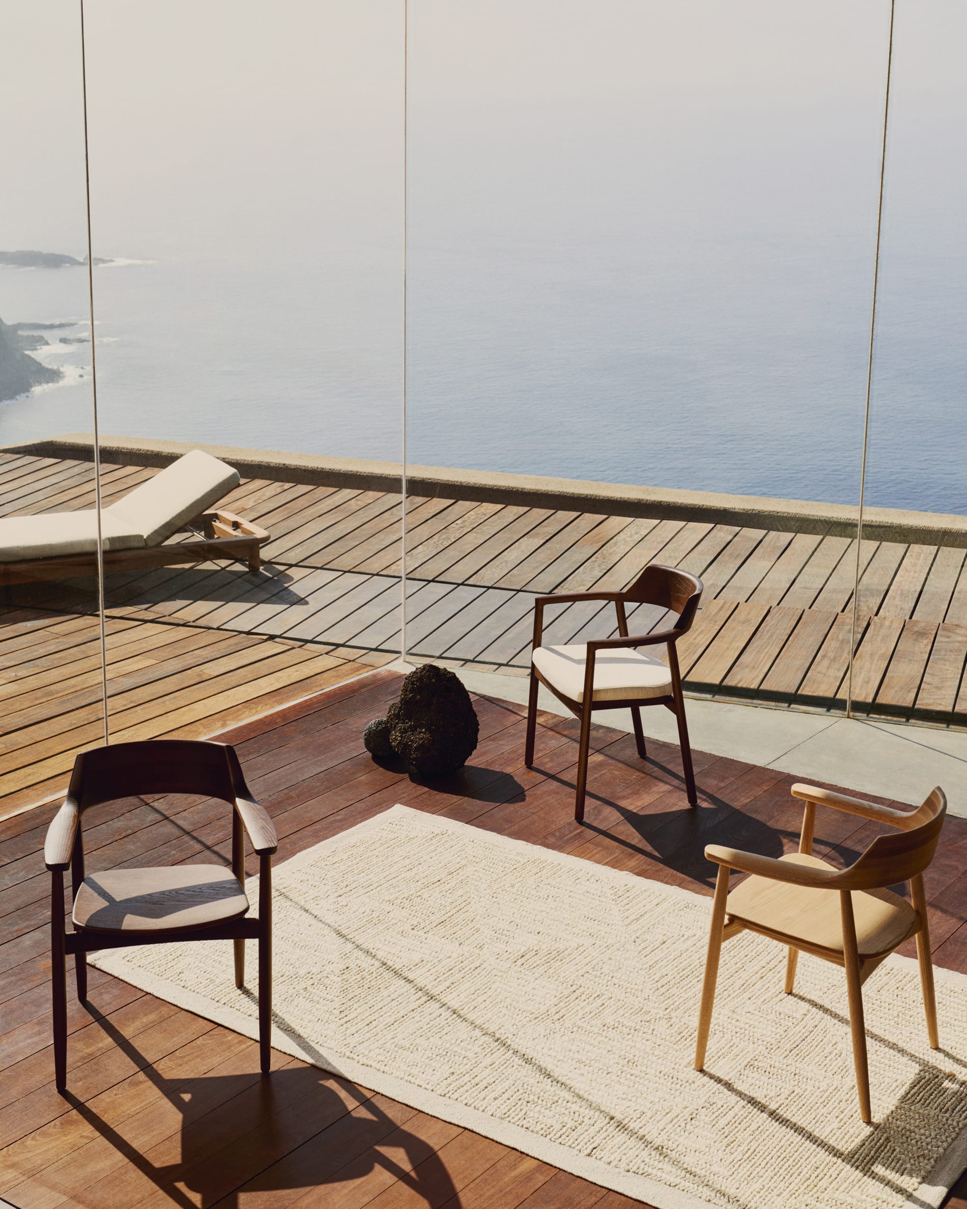 Eleganter Alocs Stuhl mit beigem Chenille-Bezug, abnehmbar, gefertigt aus FSC-zertifizierter massiver Eiche mit Nussbaum-Finish.