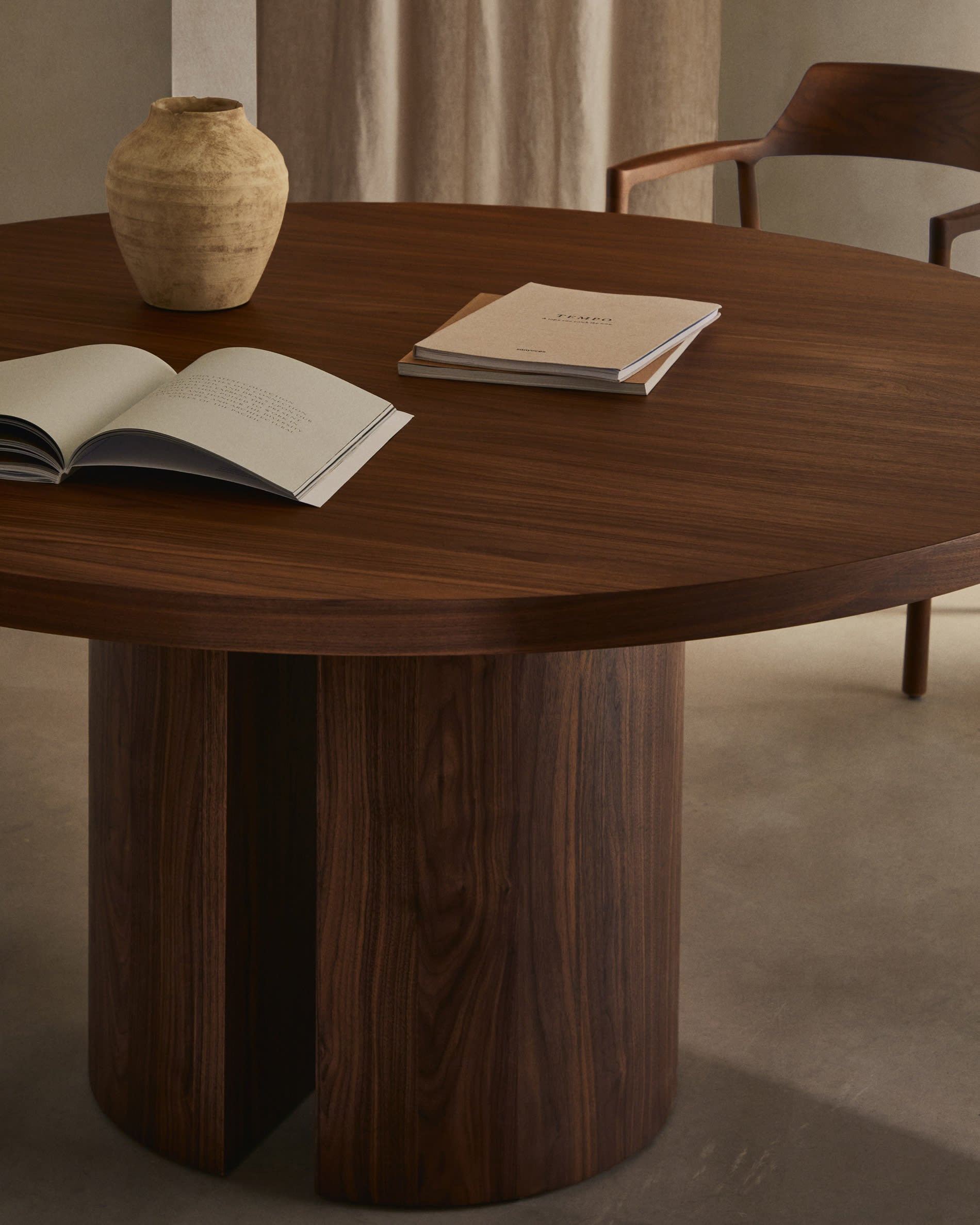 Eleganter Alocs Stuhl mit beigem Chenille-Bezug, abnehmbar, gefertigt aus FSC-zertifizierter massiver Eiche mit Nussbaum-Finish.