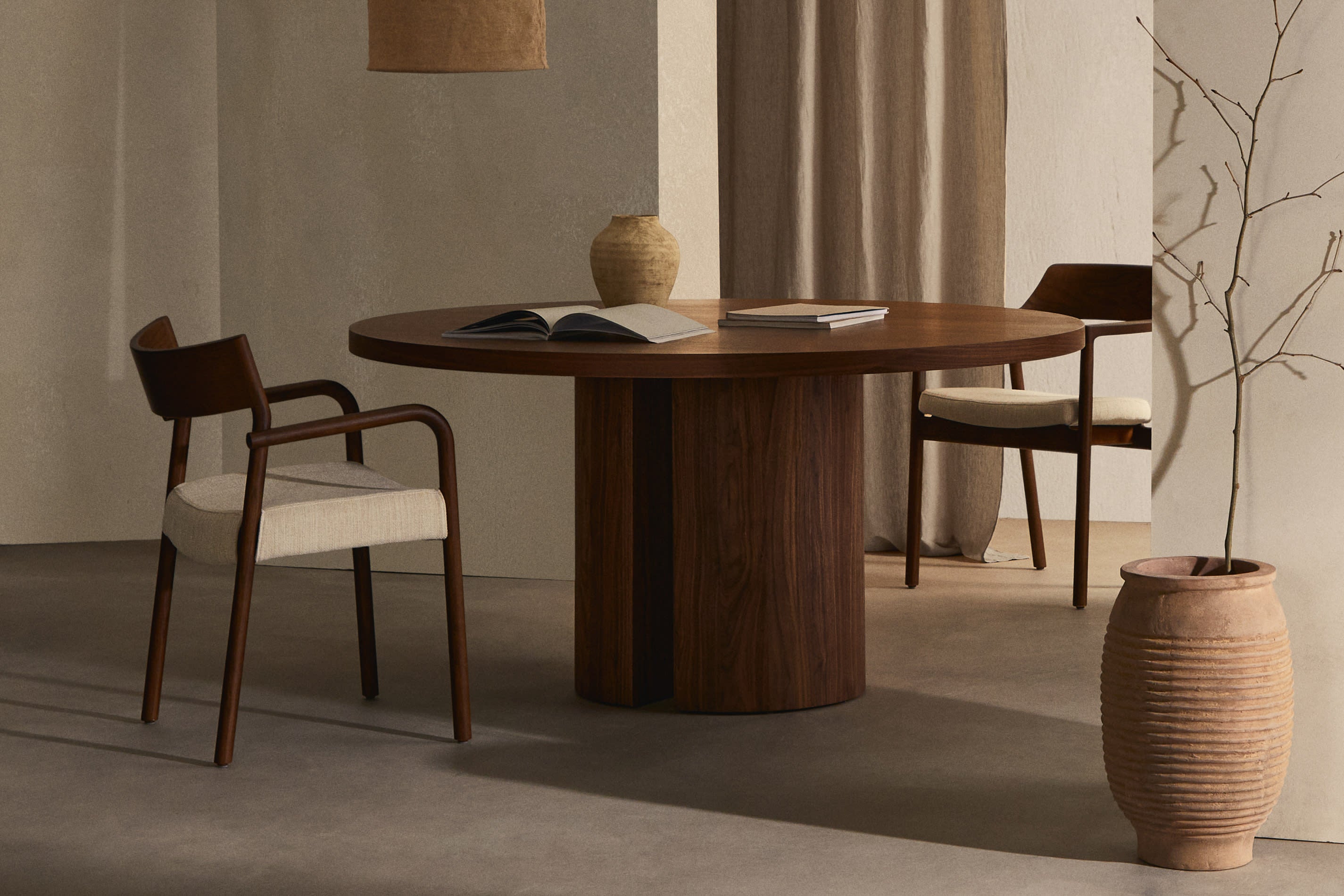 Moderner Alocs Stuhl mit beigem Chenille-Bezug, abnehmbar, aus FSC-zertifizierter massiver Eiche mit edlem Nussbaum-Finish.