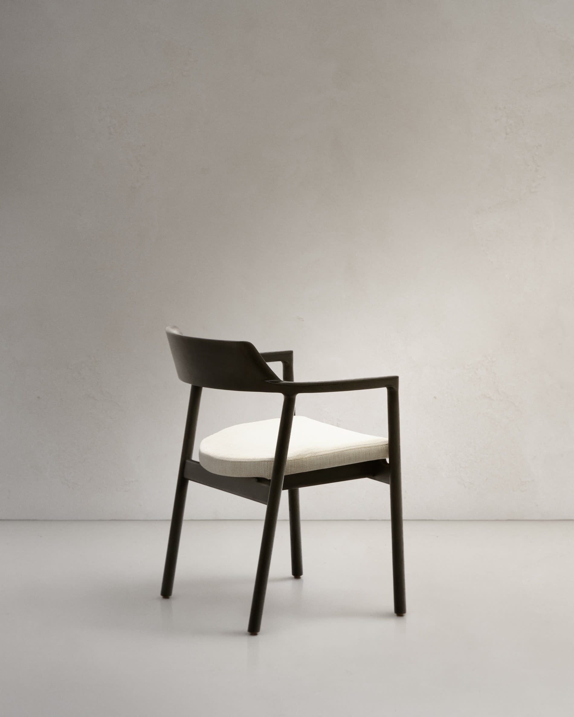 Eleganter Alocs Stuhl mit beigem Chenille-Bezug, abnehmbar, aus FSC-zertifizierter massiver Eiche mit schwarzem Finish, modern.