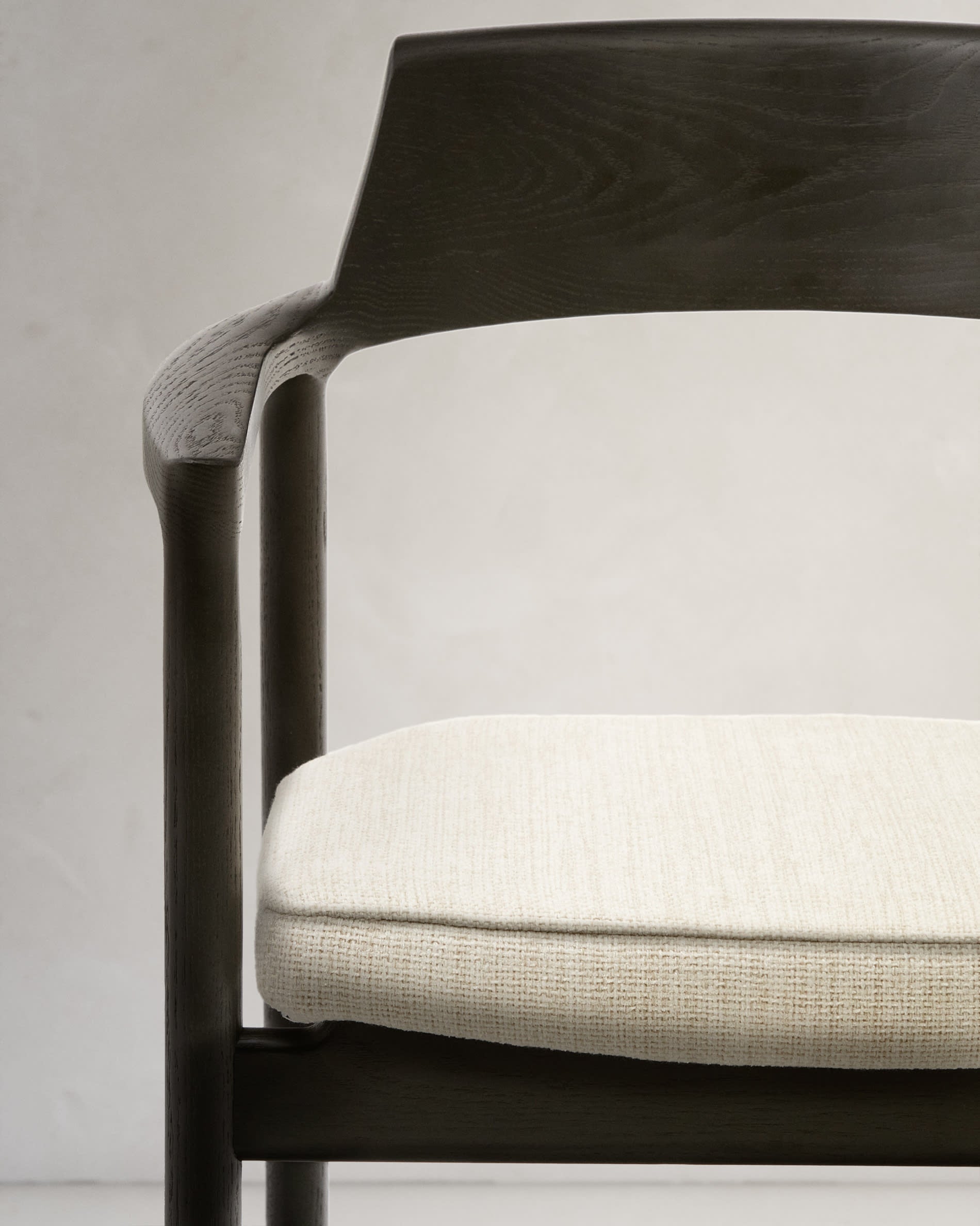 Moderner Alocs Stuhl in beige Chenille, abnehmbarer Bezug, aus massiver Eiche mit schwarzem Finish, nachhaltig und stilvoll für jedes Zuhause.