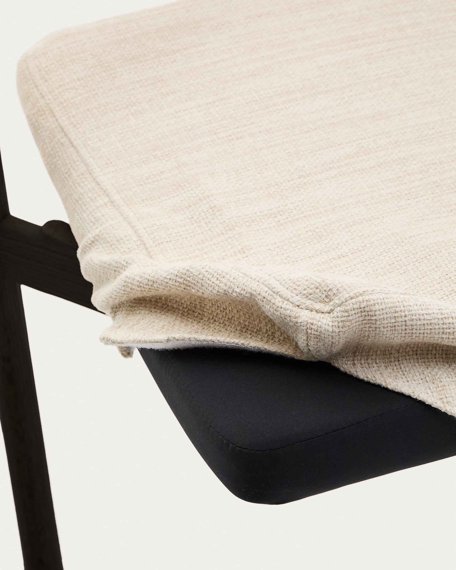 Eleganter Alocs Stuhl in beigem Chenille, mit abnehmbarem Bezug und robustem Eichenholzgestell in schwarzem Finish. Ideal für stilvolle Wohnräume.