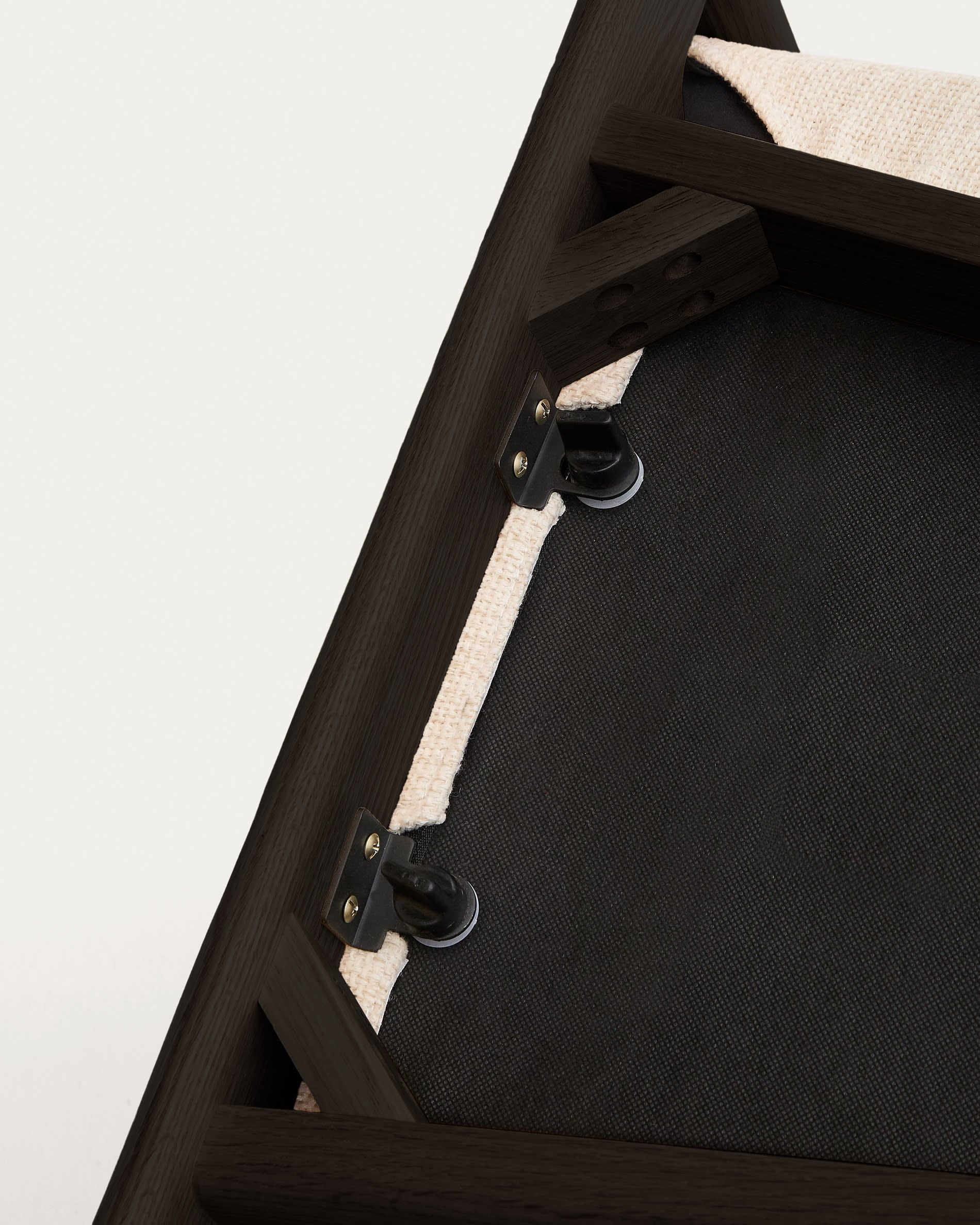 Eleganter Alocs Stuhl in beigem Chenille mit abnehmbarem Bezug und robustem Eichenholzgestell in schwarzem Finish. Ideal für stilvolle Wohnräume.