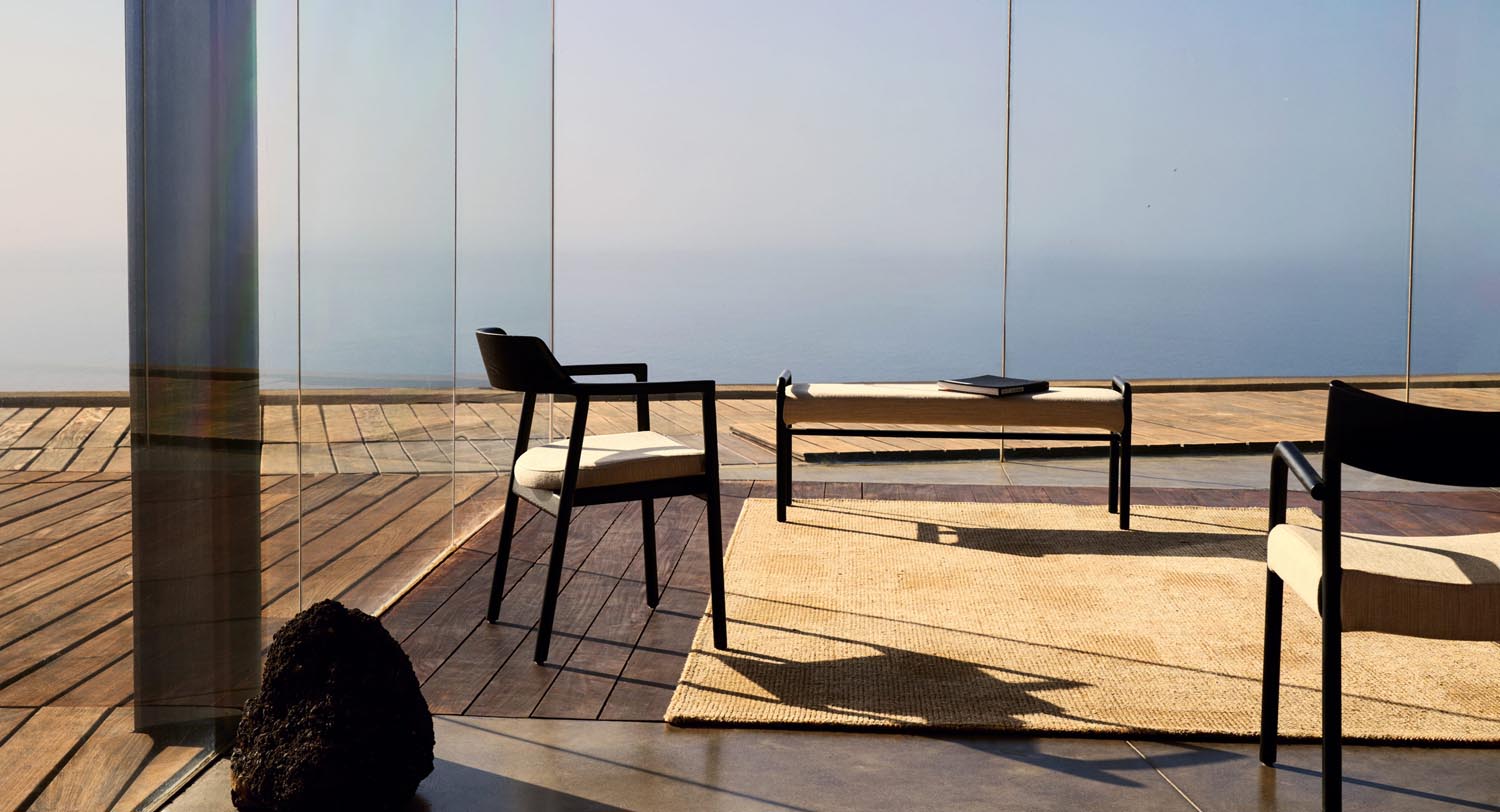 Moderner Alocs Stuhl mit abnehmbarem Chenille-Bezug in Beige, gefertigt aus FSC-zertifizierter Eiche mit schwarzem Finish.