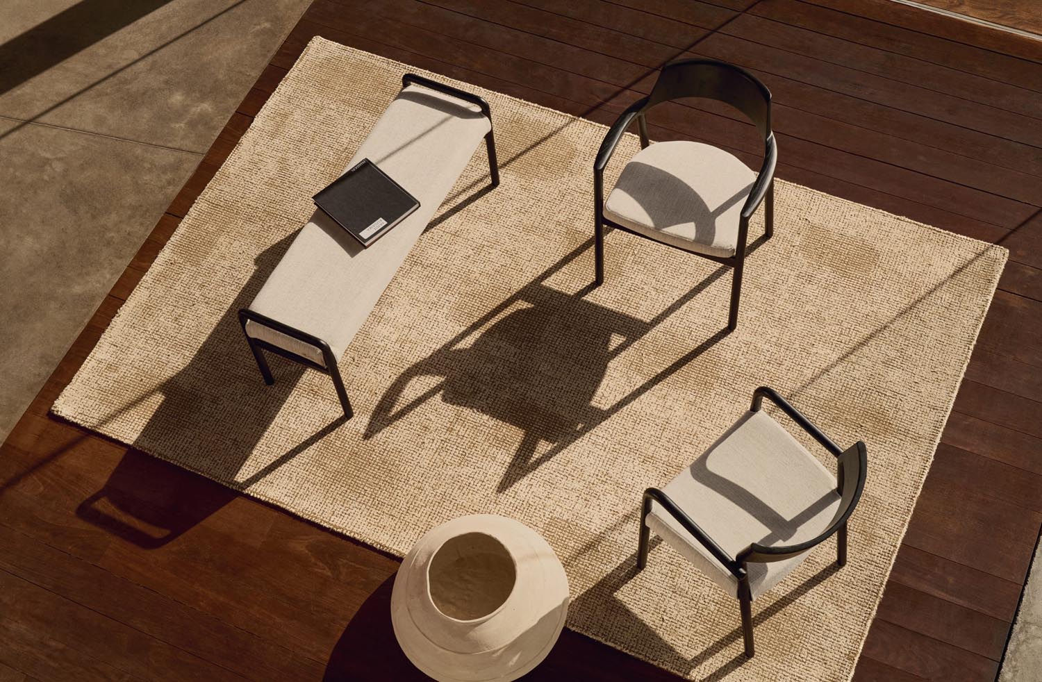 Eleganter Alocs Stuhl mit beigem Chenille-Bezug, abnehmbar, aus FSC-zertifizierter Eiche mit schwarzem Finish, modern und stilvoll.