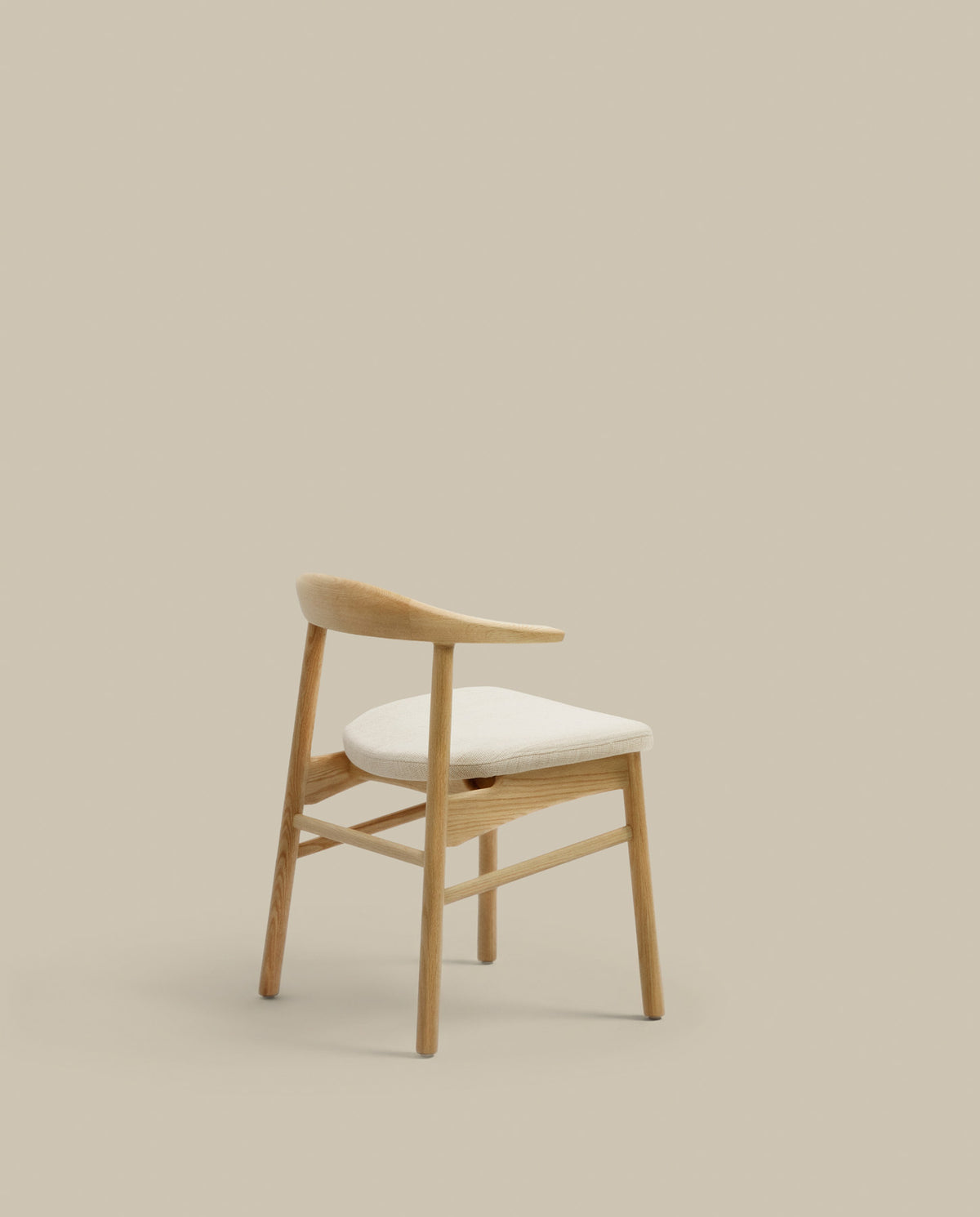 Timons Stuhl abnehmbarer Bezug Chenille beige massive Eiche Natur-Finish FSC Mix Credit in Beige, Natur präsentiert im Onlineshop von KAQTU Design AG. Stuhl ist von Kave Home