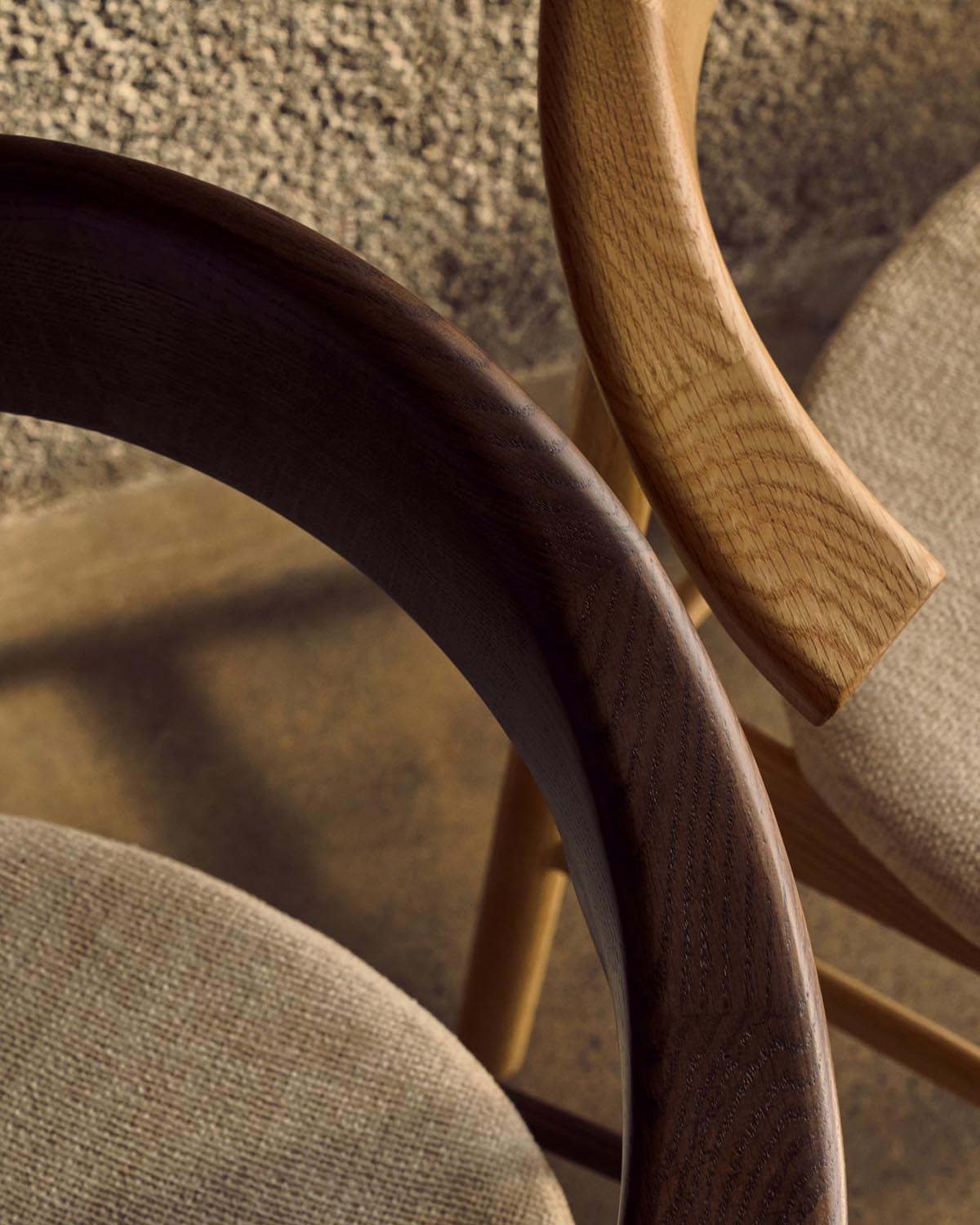 Eleganter Timons Stuhl: Chenille-Bezug, Eiche, FSC-zertifiziert.