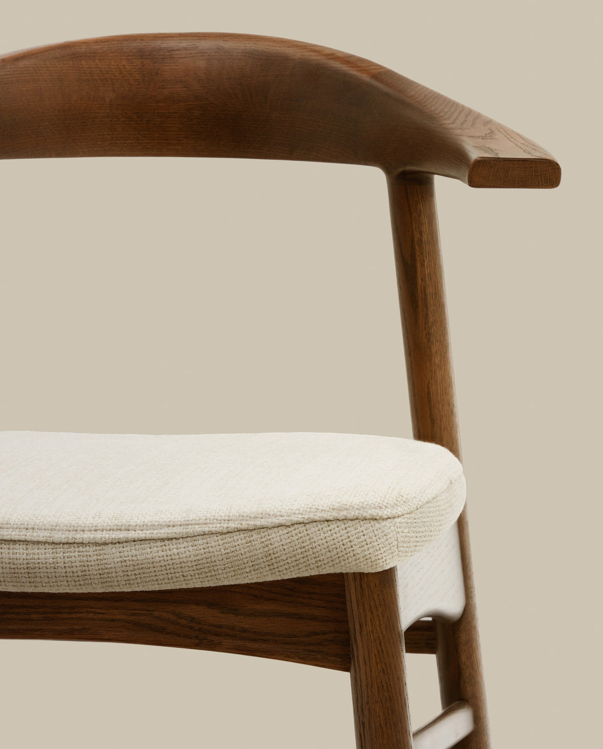 Timons Stuhl abnehmbarer Bezug Chenille beige massive Eiche Nussbaum-Finish FSC Mix Credit in Beige, Braun präsentiert im Onlineshop von KAQTU Design AG. Stuhl ist von Kave Home