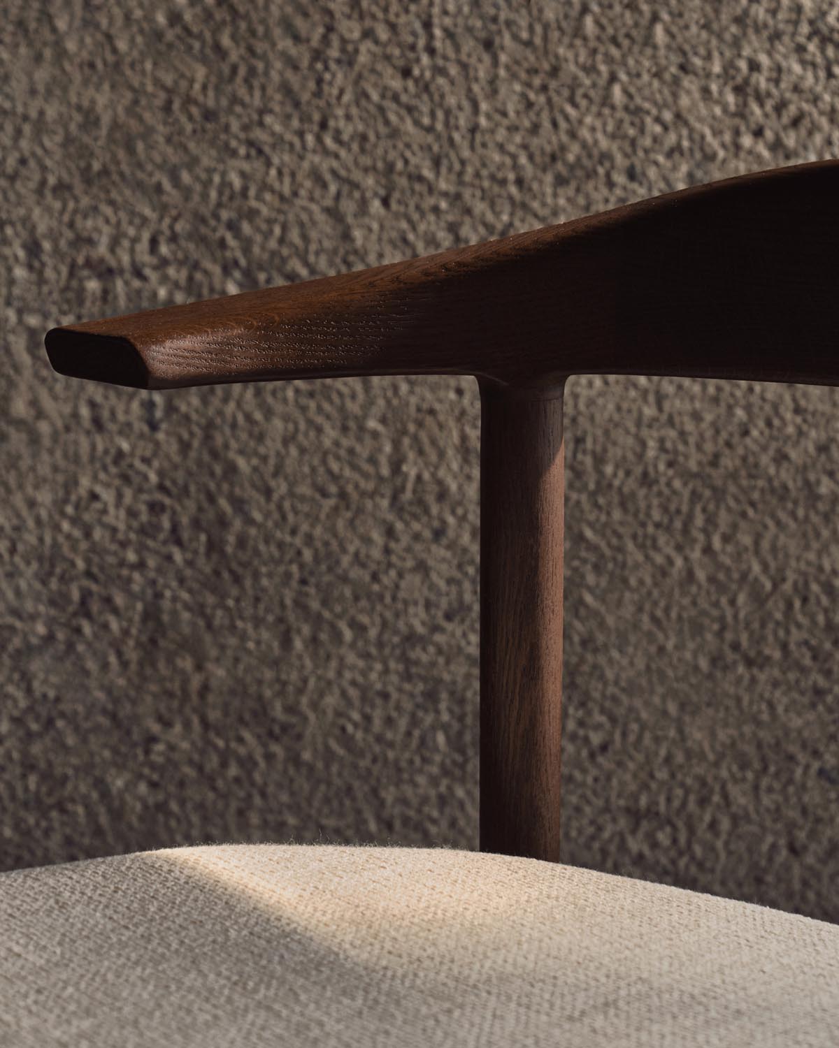 Timon Stuhl: Beiger Chenille, Eiche Nussbaum, nachhaltig & stilvoll.