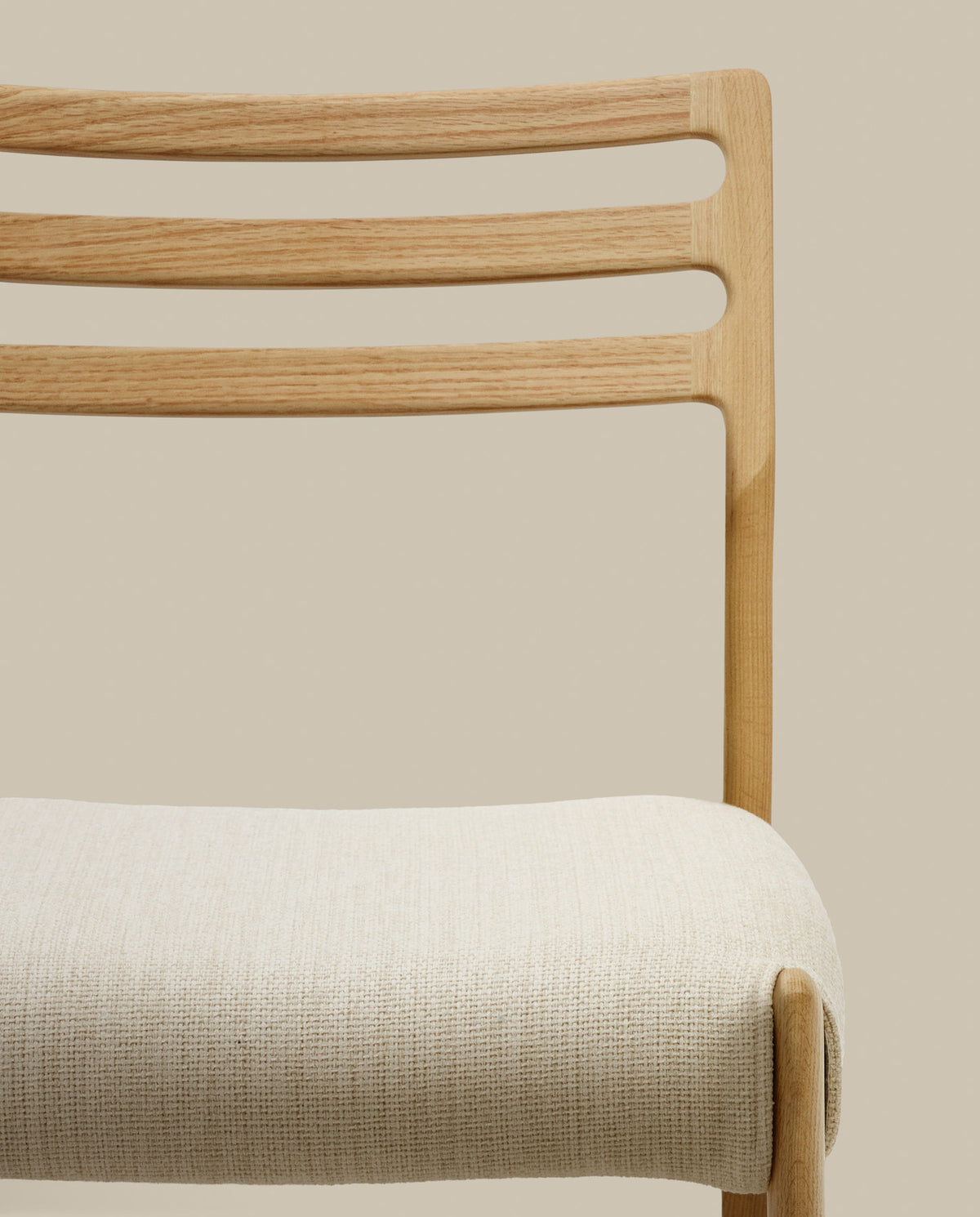 Cudia Stuhl abnehmbarer Bezug Chenille beige massive Eiche Natur-Finish FSC Mix Credit in Beige, Natur präsentiert im Onlineshop von KAQTU Design AG. Stuhl ist von Kave Home