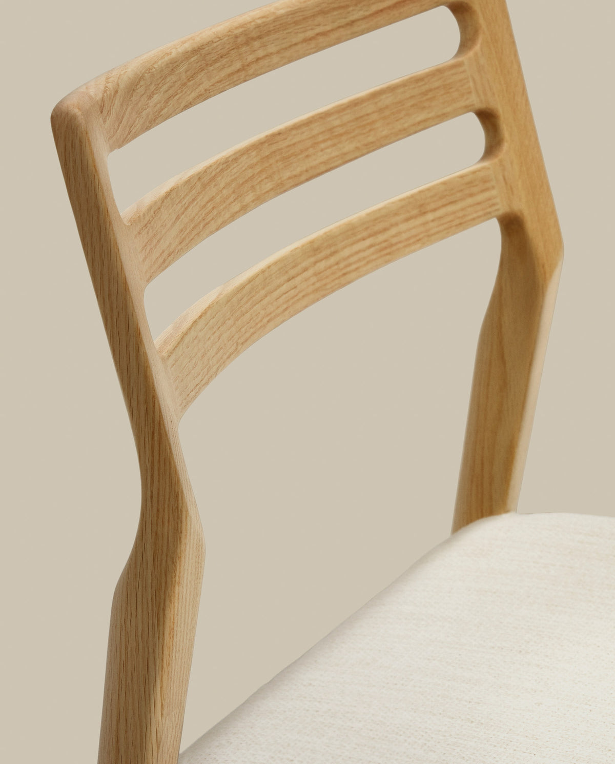 Cudia Stuhl abnehmbarer Bezug Chenille beige massive Eiche Natur-Finish FSC Mix Credit in Beige, Natur präsentiert im Onlineshop von KAQTU Design AG. Stuhl ist von Kave Home