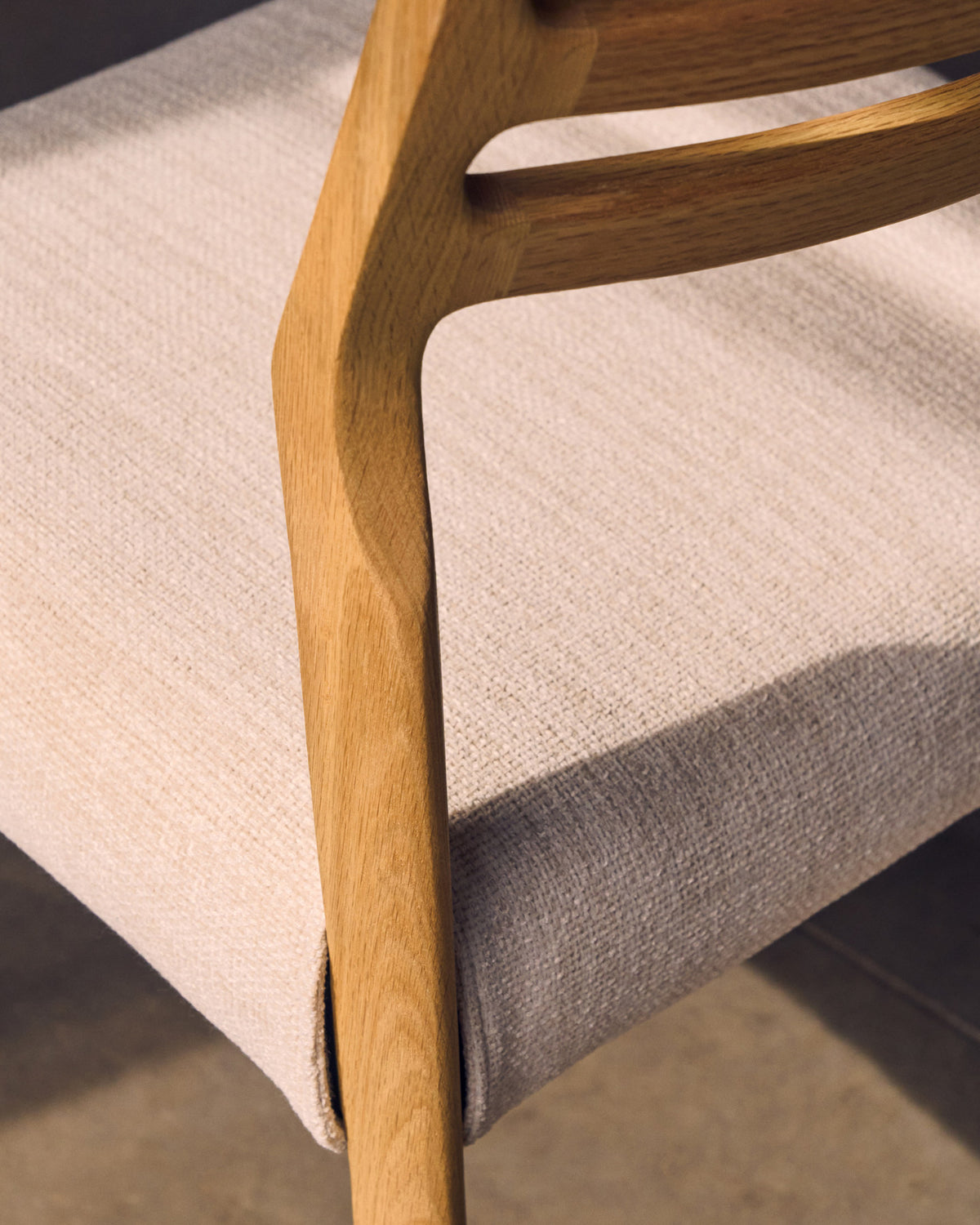 Cudia Stuhl abnehmbarer Bezug Chenille beige massive Eiche Natur-Finish FSC Mix Credit in Beige, Natur präsentiert im Onlineshop von KAQTU Design AG. Stuhl ist von Kave Home
