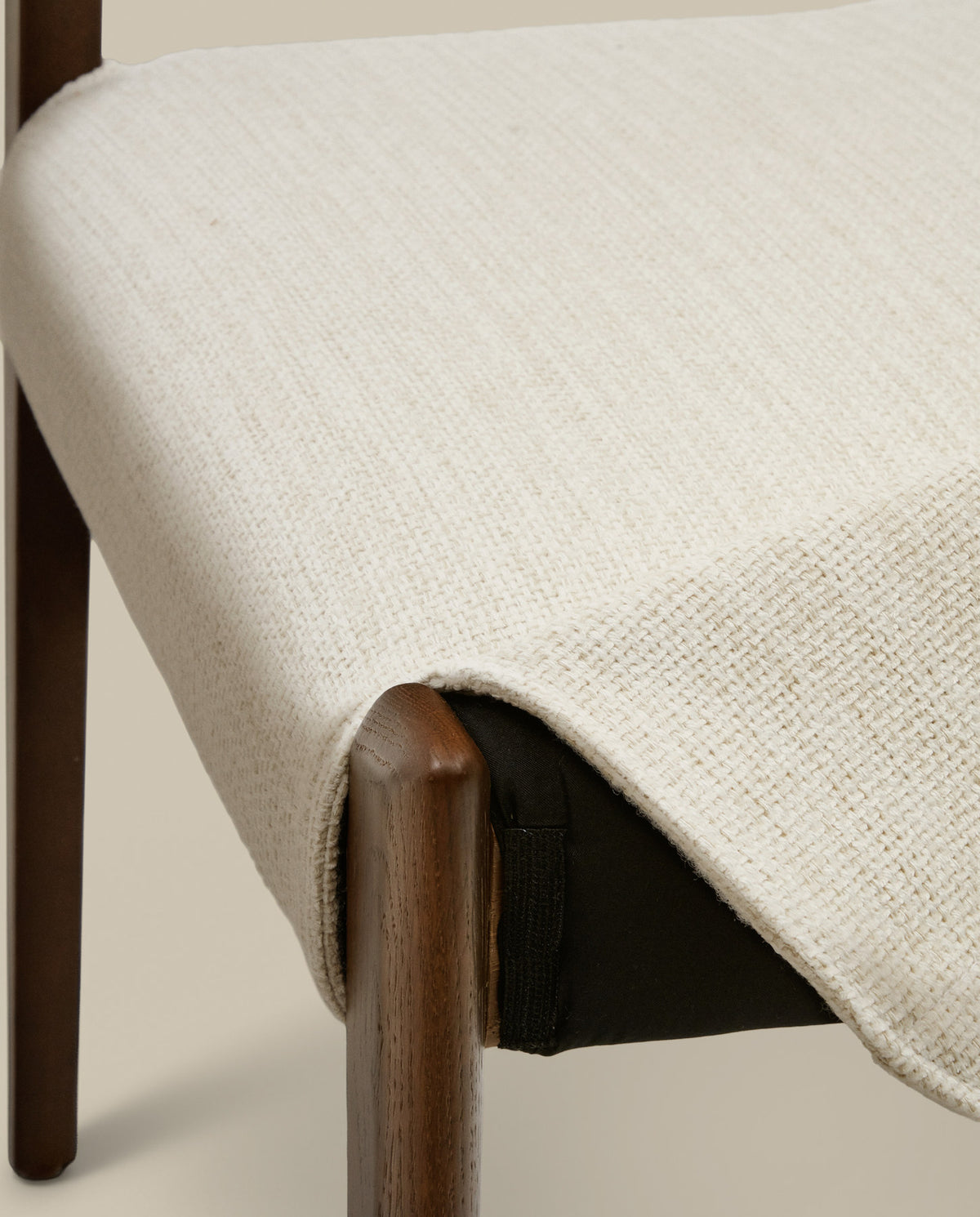 Cudia Stuhl abnehmbarer Bezug Chenille beige massive Eiche Nussbaum-Finish FSC Mix Credit in Beige, Braun präsentiert im Onlineshop von KAQTU Design AG. Stuhl ist von Kave Home