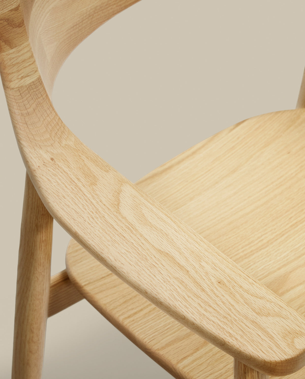 Fondes Stuhl aus massivem Eichenholz mit naturfarbenem Finish FSC Mix Credit in Natur präsentiert im Onlineshop von KAQTU Design AG. Stuhl mit Armlehne ist von Kave Home