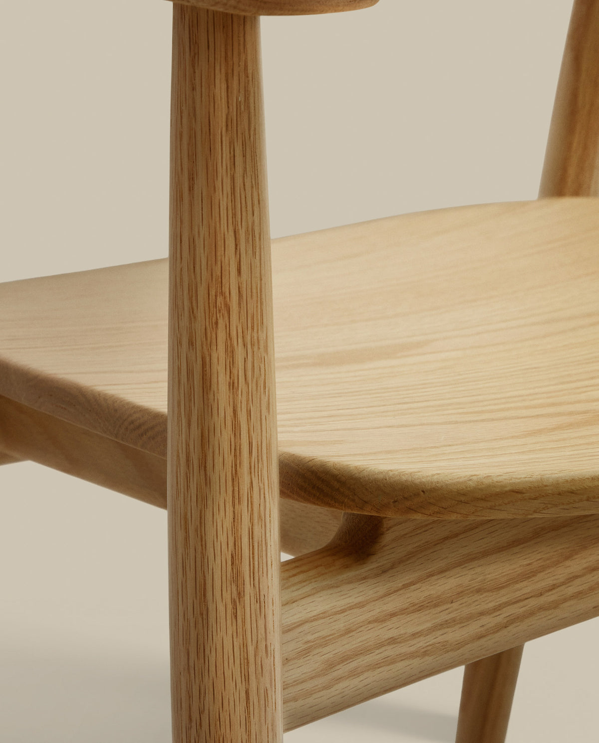 Fondes Stuhl aus massivem Eichenholz mit naturfarbenem Finish FSC Mix Credit in Natur präsentiert im Onlineshop von KAQTU Design AG. Stuhl mit Armlehne ist von Kave Home
