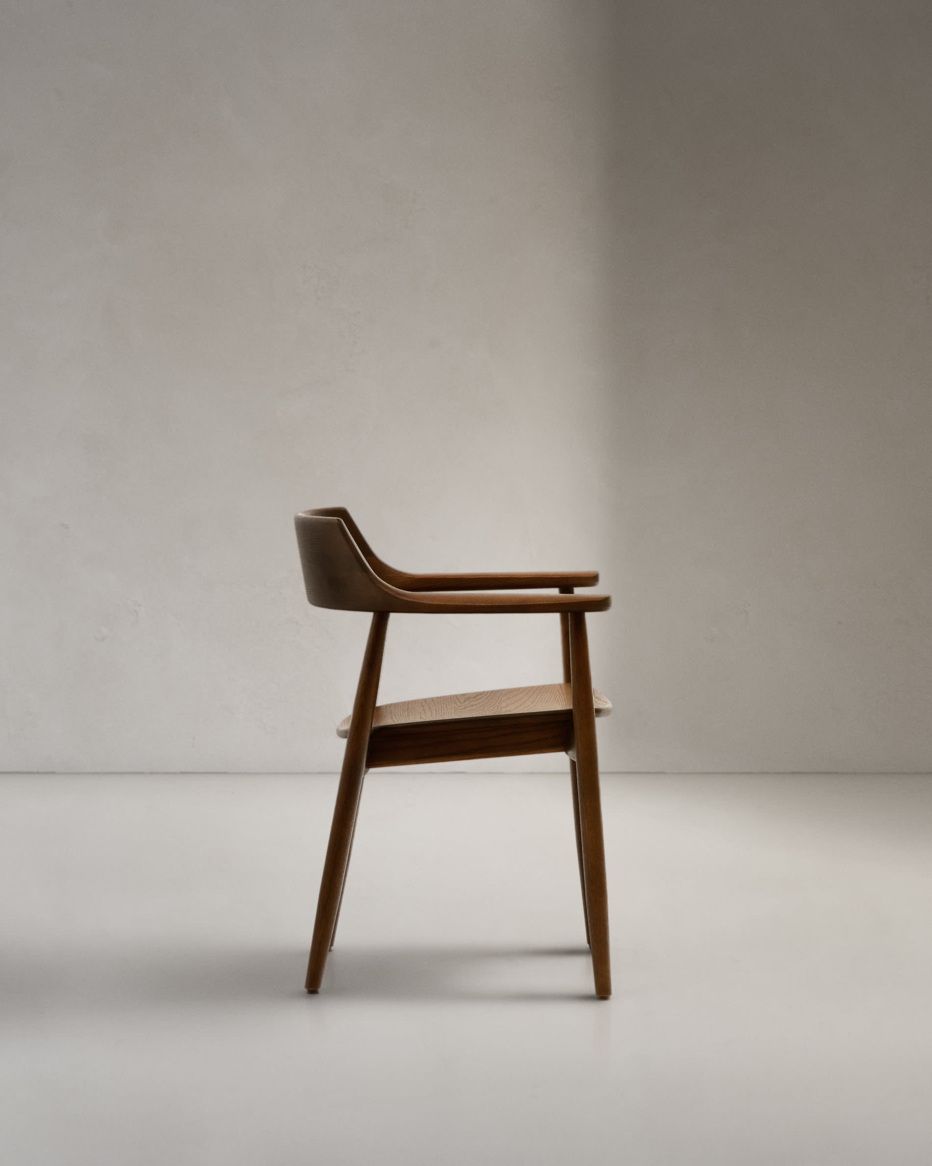 Eleganter Fondes Stuhl aus FSC-zertifiziertem Eichenholz mit edlem Nussbaum-Finish, ideal für zeitgemässe Inneneinrichtungen.