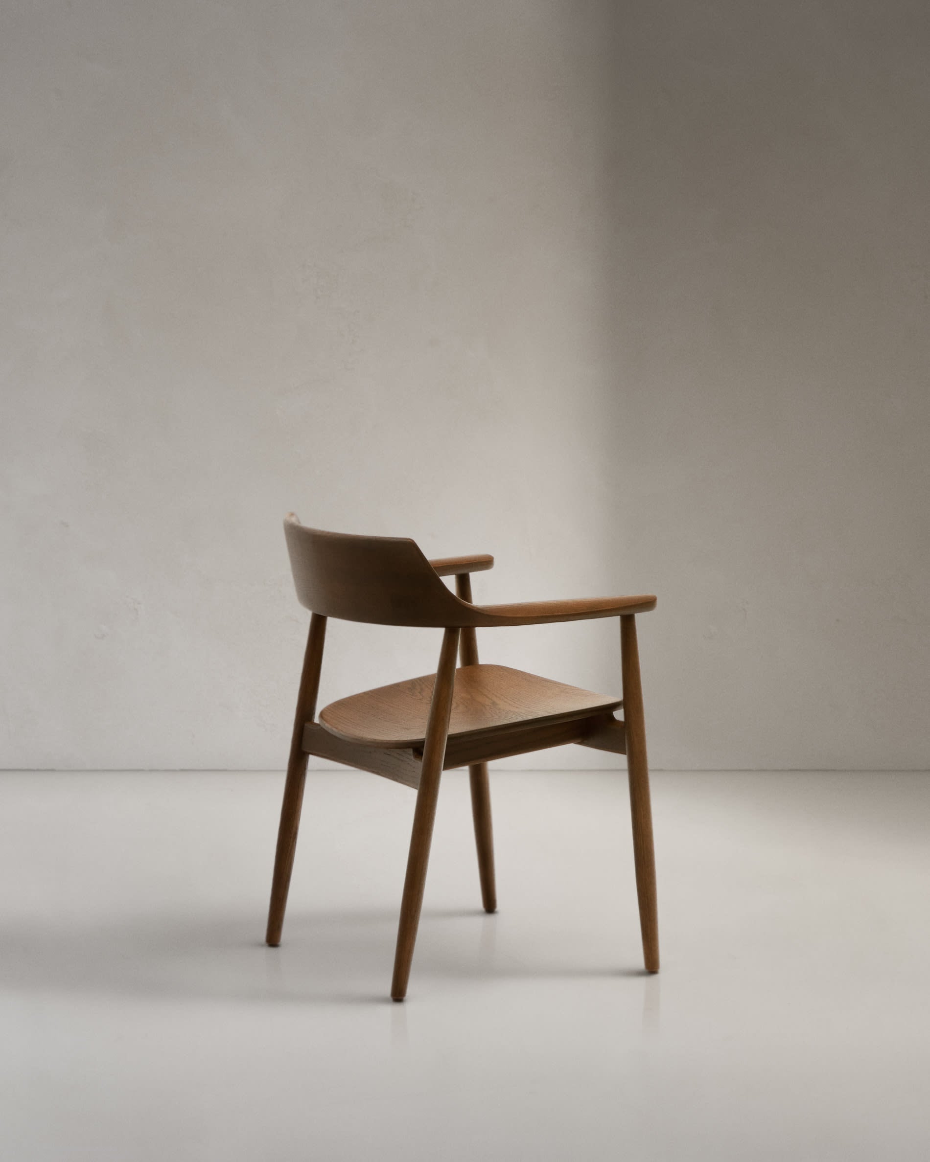 Stilvoller Fondes Stuhl aus FSC-zertifiziertem Eichenholz mit hochwertigem Nussbaum-Finish, perfekt für moderne Wohnräume.