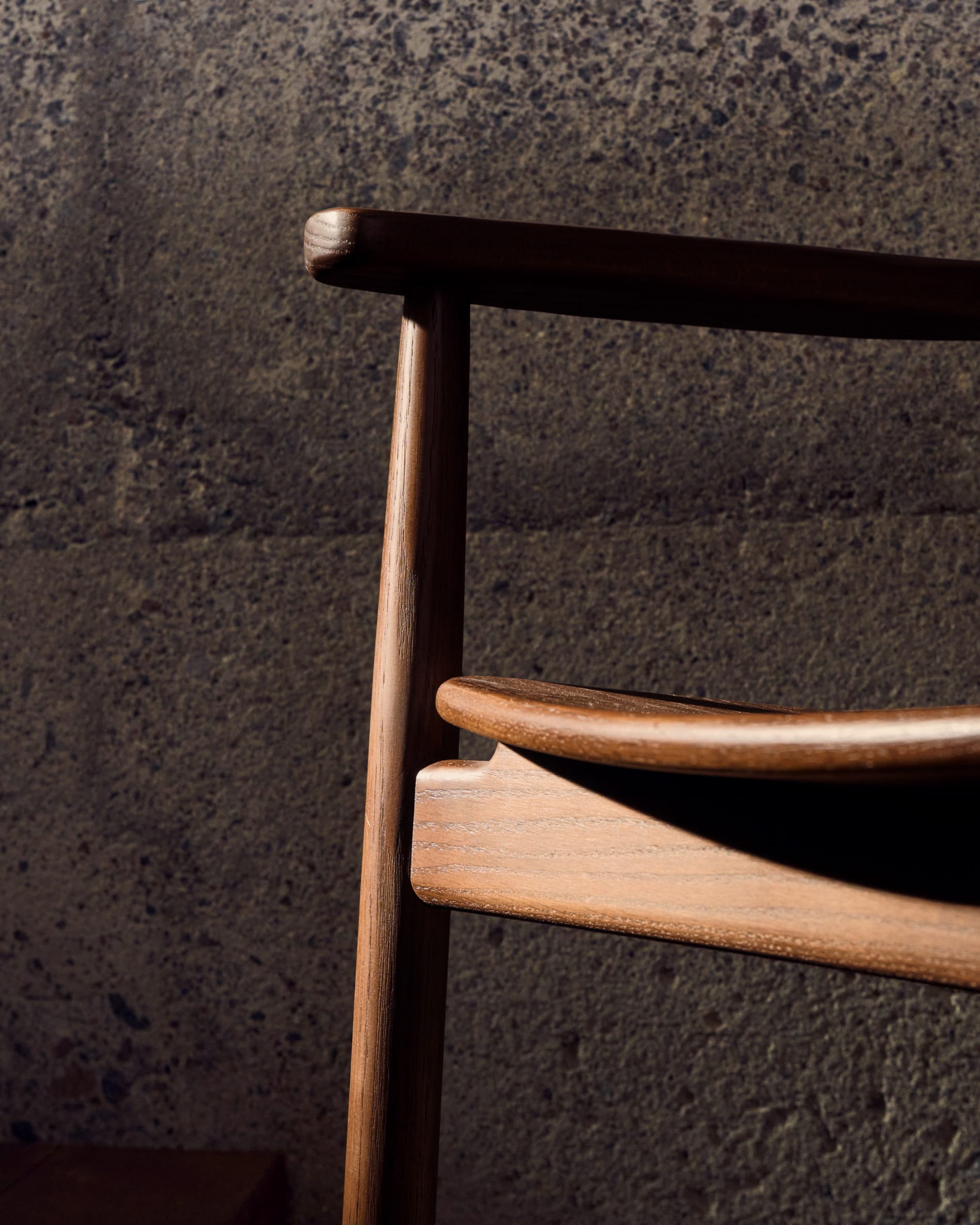 Eleganter Fondes Stuhl aus FSC-zertifiziertem Eichenholz mit edlem Nussbaum-Finish, ideal für stilvolle Wohnräume.