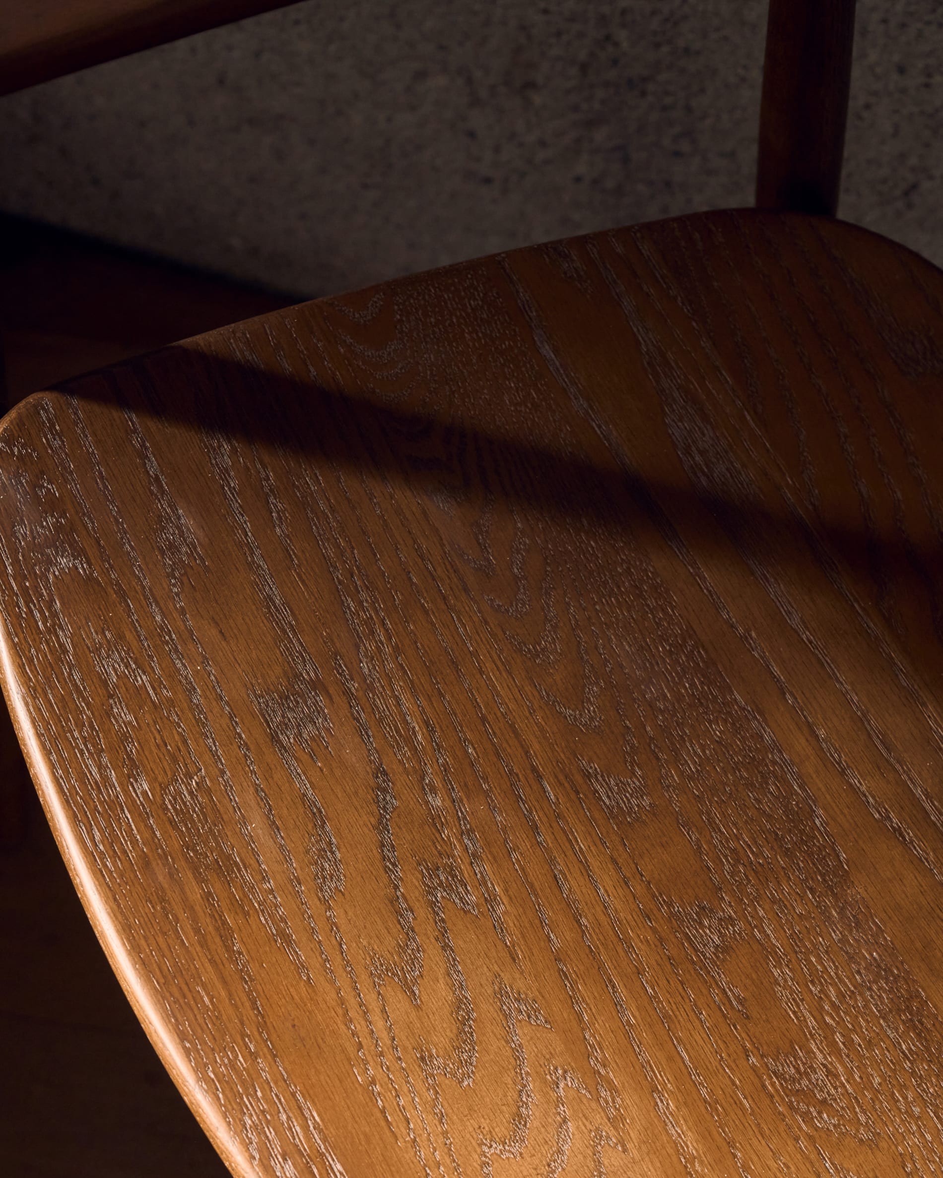 Stilvoller Fondes Stuhl aus FSC-zertifiziertem Eichenholz mit hochwertigem Nussbaum-Finish, perfekt für moderne Wohnräume.