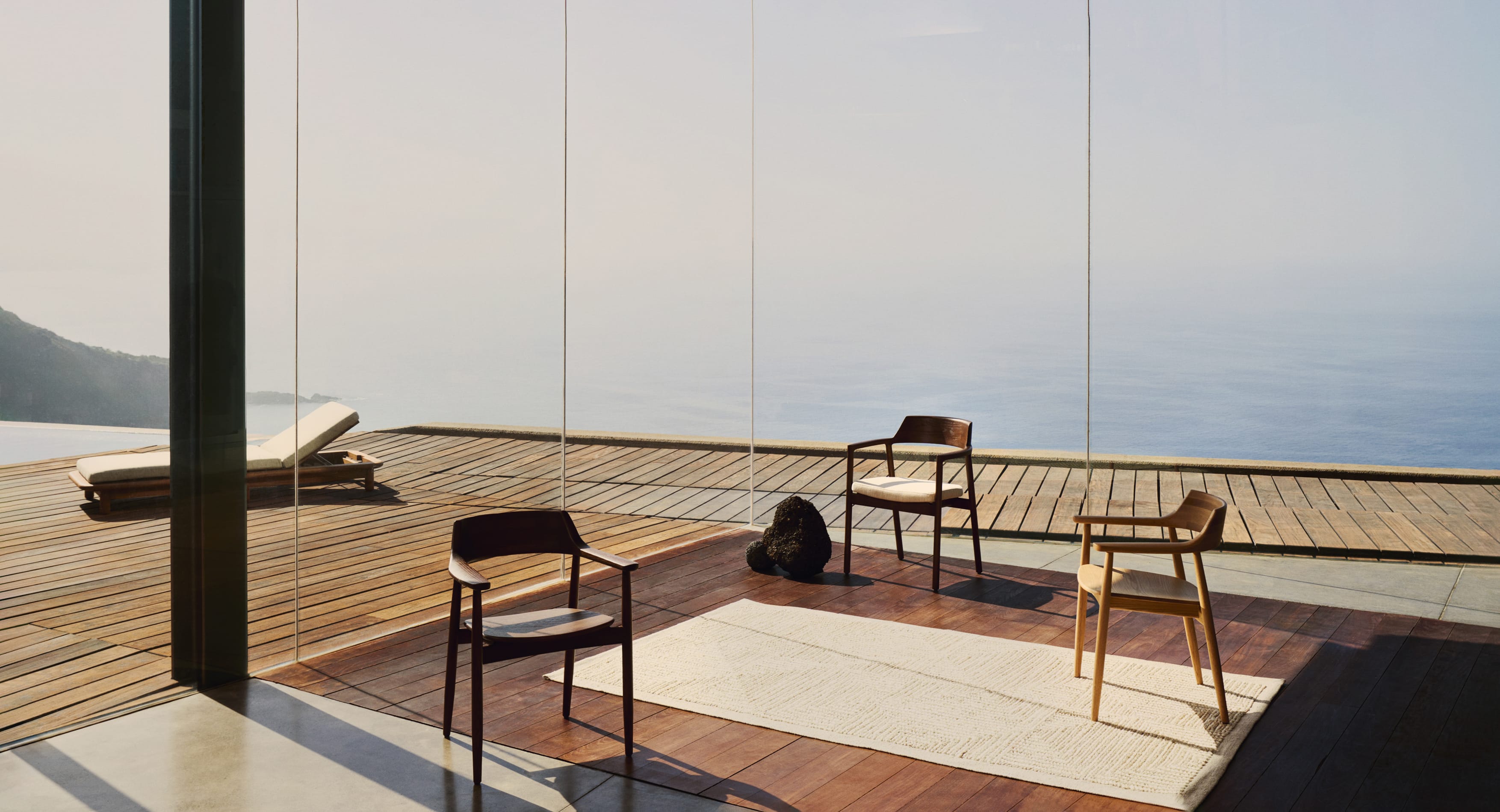 Eleganter Fondes Stuhl aus FSC-zertifiziertem Eichenholz mit edlem Nussbaum-Finish, ideal für zeitgemässe Inneneinrichtungen.