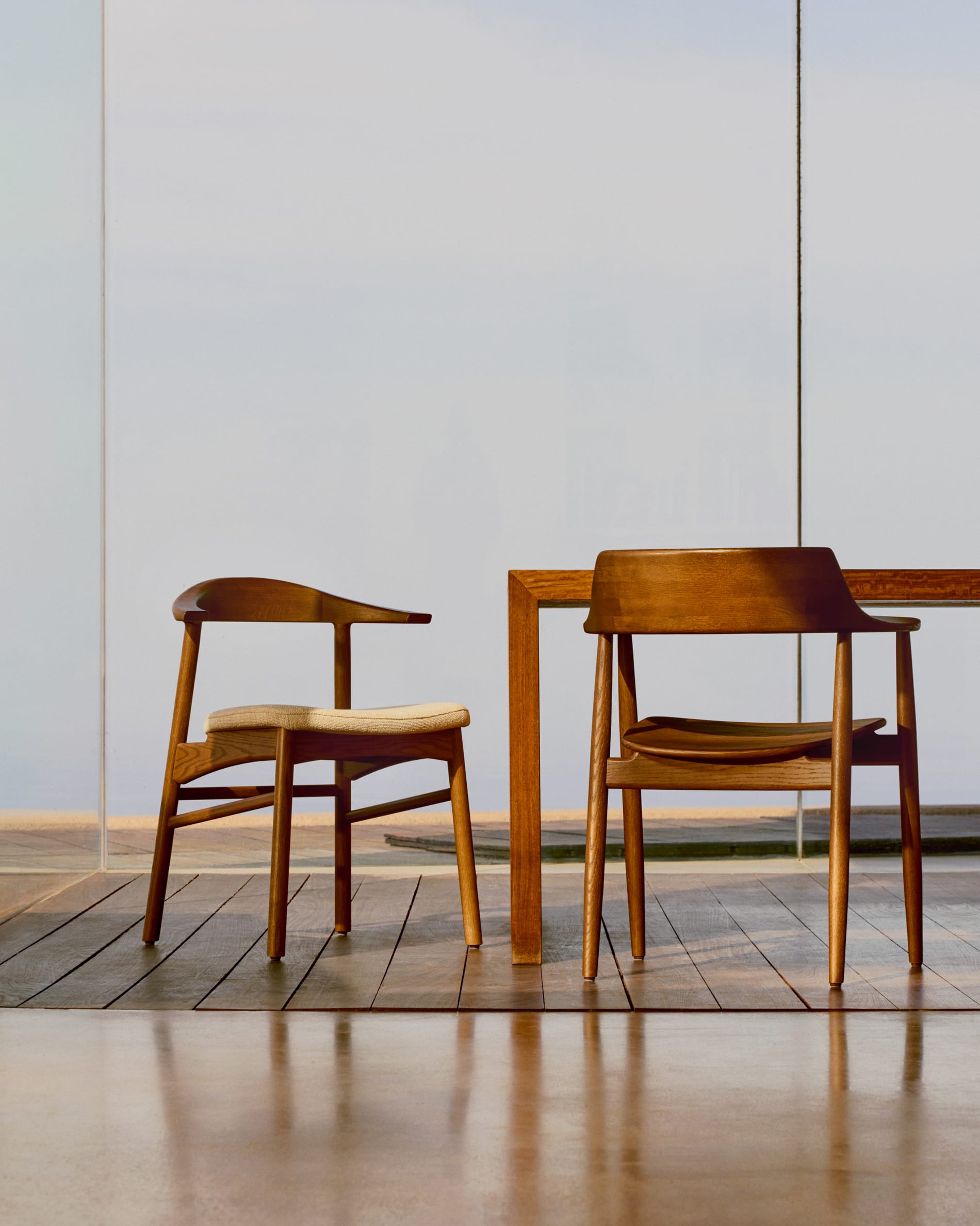 Eleganter Fondes Stuhl aus FSC-zertifiziertem Eichenholz mit edlem Nussbaum-Finish, ideal für zeitgemässe Inneneinrichtungen.