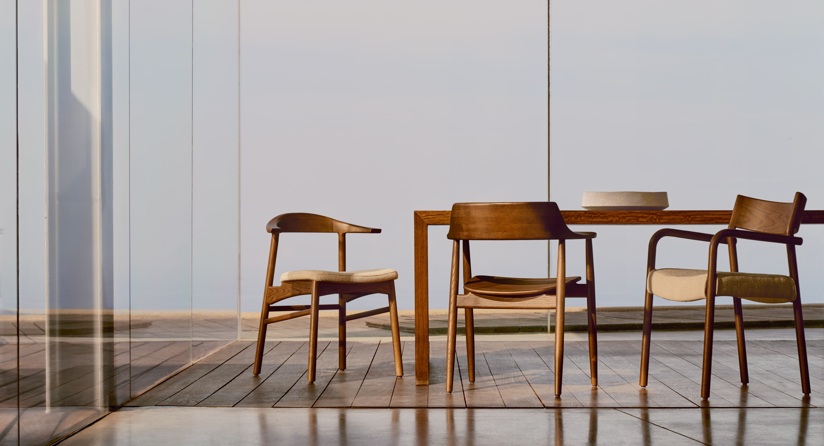 Stilvoller Fondes Stuhl aus FSC-zertifiziertem Eichenholz mit hochwertigem Nussbaum-Finish, perfekt für moderne Wohnräume.