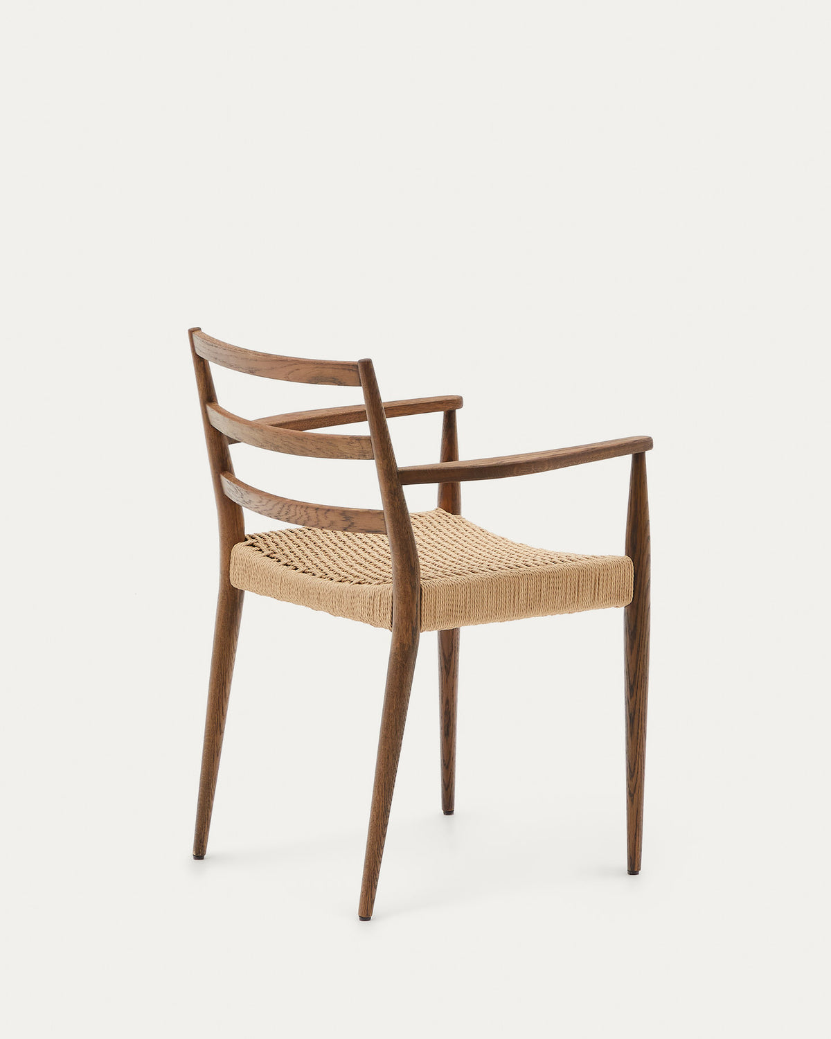 Analy Stuhl mit Armlehnen aus massivem Eichenholz mit Nussbaum-Finish und Seilsitz FSC Mix Credit in Natur, Braun präsentiert im Onlineshop von KAQTU Design AG. Stuhl mit Armlehne ist von Kave Home
