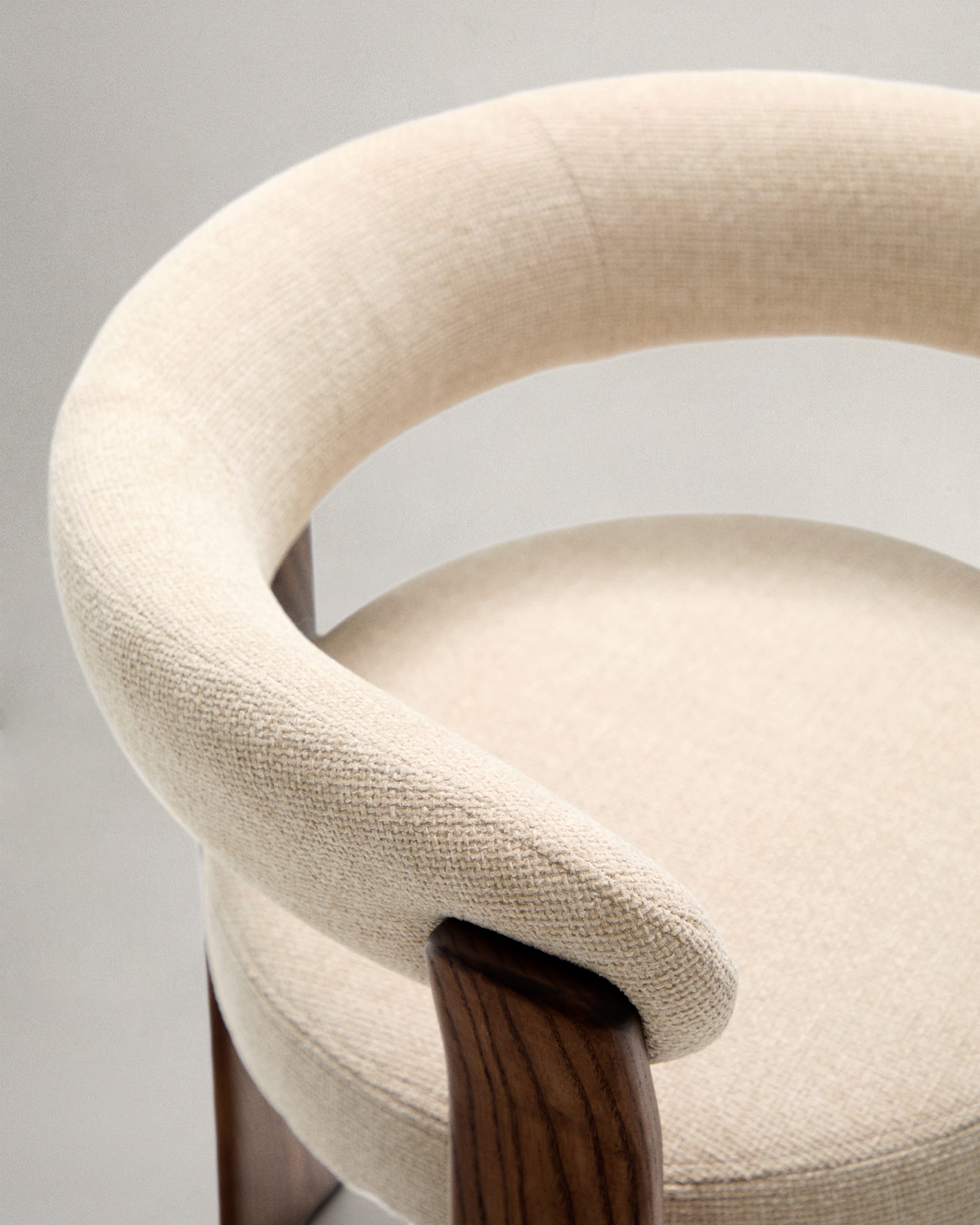 Stuhl Granite: Eleganter, beiger Chenille-Stuhl mit 3 stabilen Beinen aus massivem Eschenholz. Umweltfreundlich, stilvoll und perfekt für jedes Zuhause.