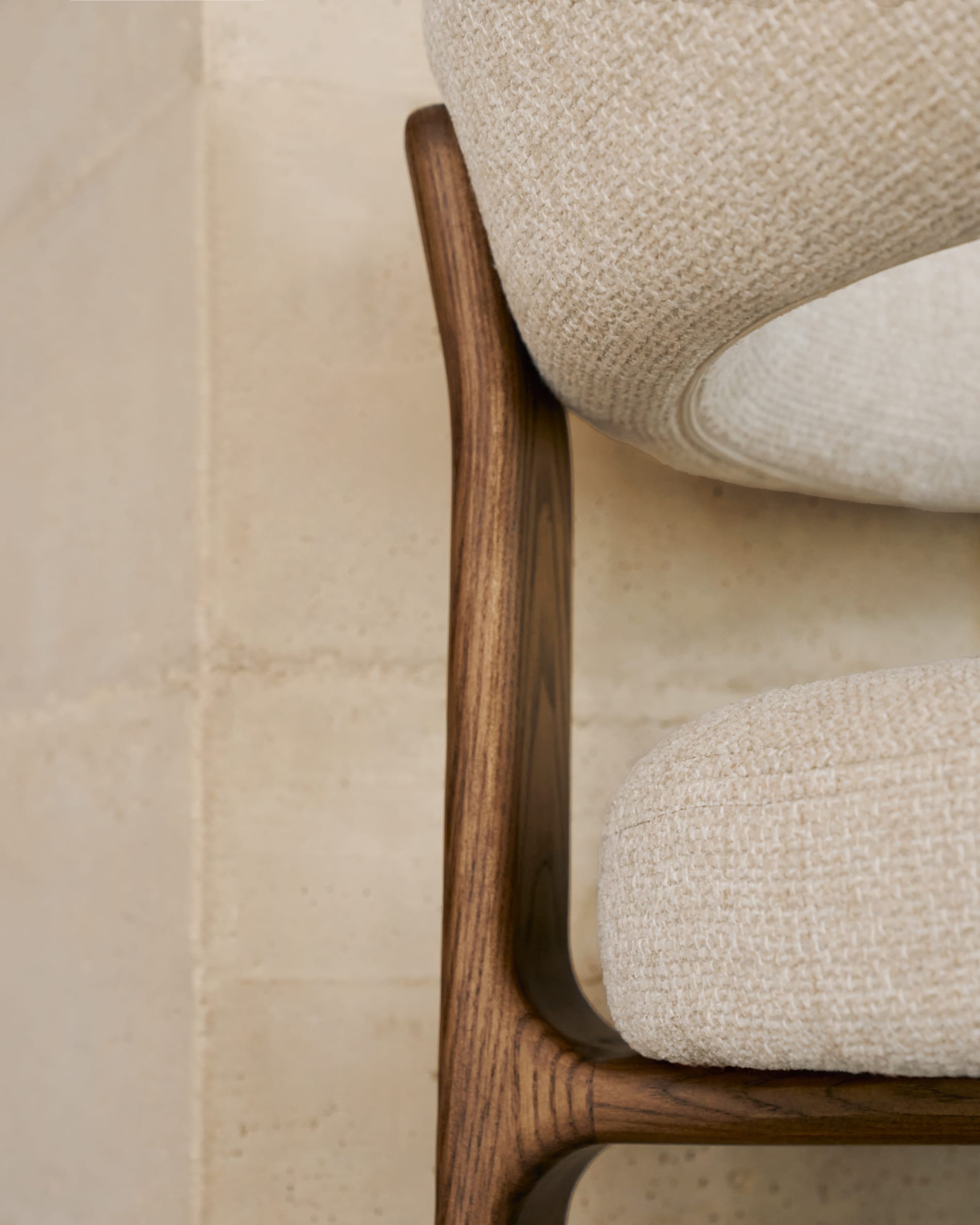 Der Stuhl Granite vereint skandinavisches Design mit Komfort: Beige Chenille, Eschenholz mit Walnuss-Finish, FSC-zertifiziert.