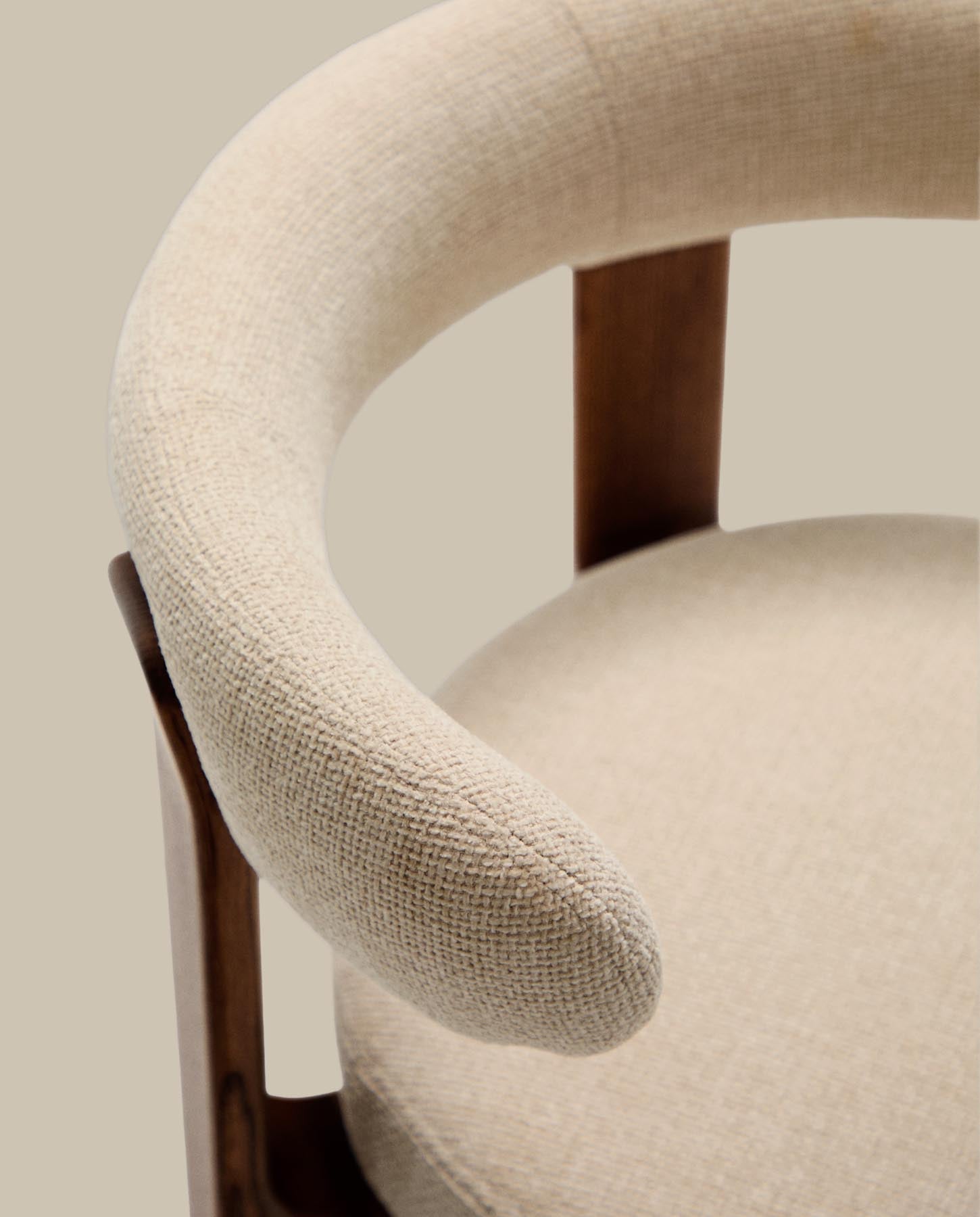 Stuhl Granite, schwer entflammbar, aus beiger Chenille und massivem Eschenholz mit nussbaumfarbenem Finish, FSC 100 % in Beige präsentiert im Onlineshop von KAQTU Design AG. Stuhl mit Armlehne ist von Kave Home