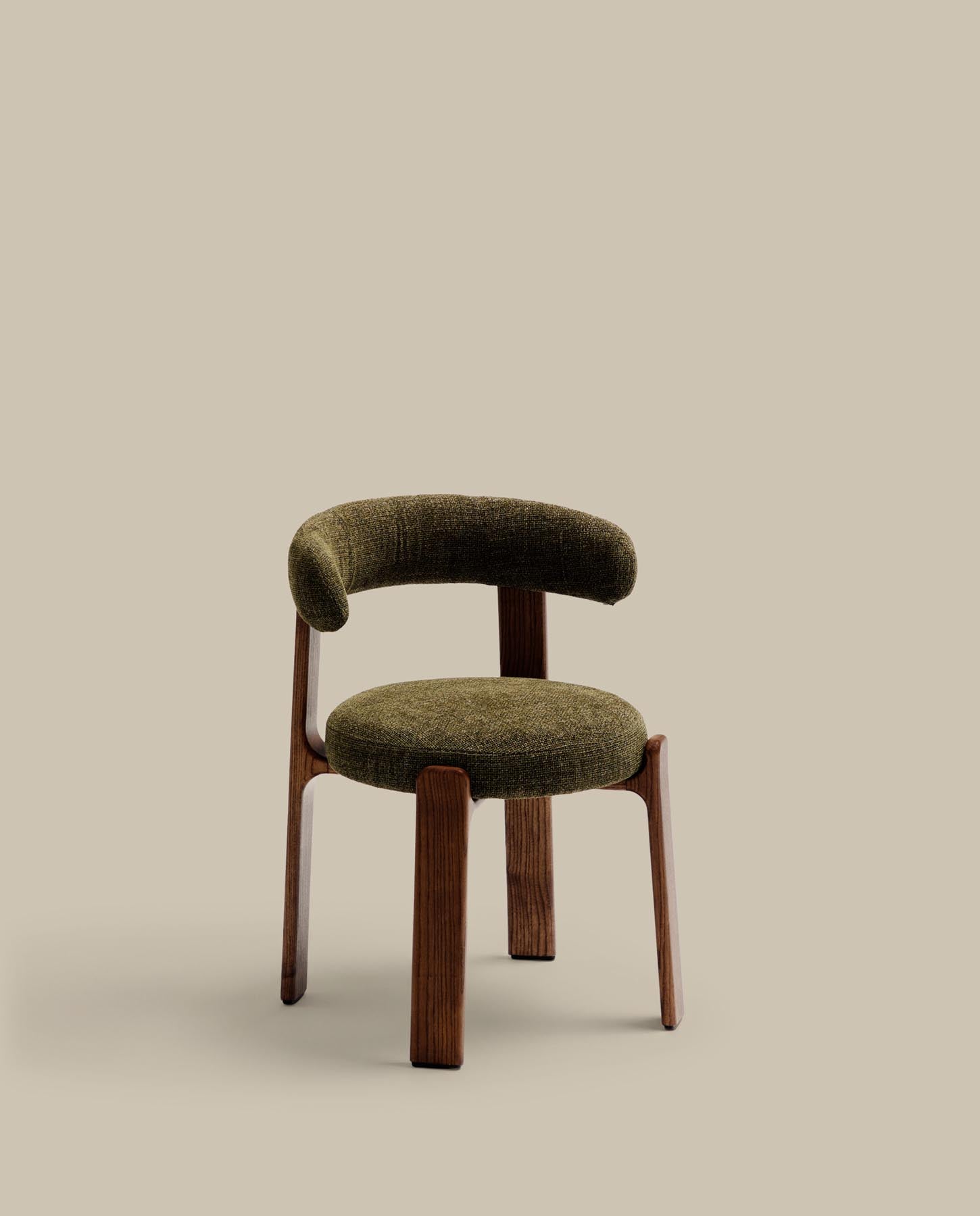 Stuhl Granite, schwer entflammbar, aus grüner Chenille und massivem Eschenholz mit nussbaumfarbenem Finish, FSC 100 % in Grün präsentiert im Onlineshop von KAQTU Design AG. Stuhl mit Armlehne ist von Kave Home