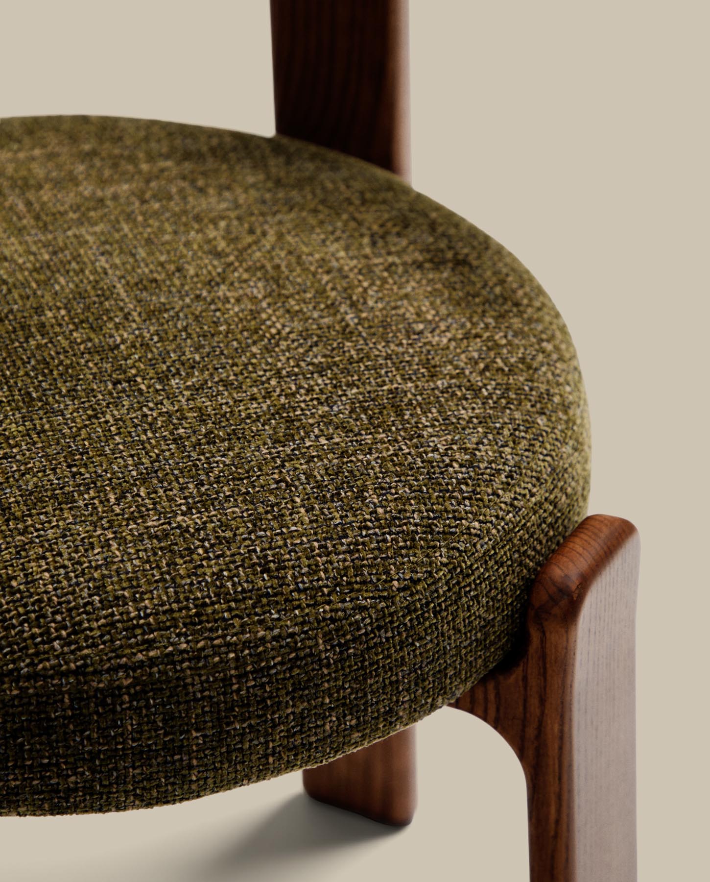 Stuhl Granite, schwer entflammbar, aus grüner Chenille und massivem Eschenholz mit nussbaumfarbenem Finish, FSC 100 % in Grün präsentiert im Onlineshop von KAQTU Design AG. Stuhl mit Armlehne ist von Kave Home