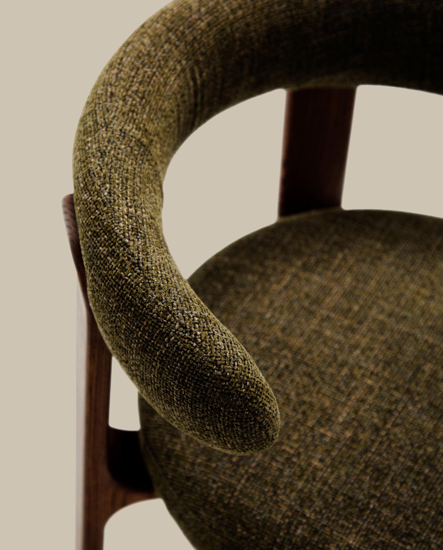 Stuhl Granite, schwer entflammbar, aus grüner Chenille und massivem Eschenholz mit nussbaumfarbenem Finish, FSC 100 % in Grün präsentiert im Onlineshop von KAQTU Design AG. Stuhl mit Armlehne ist von Kave Home