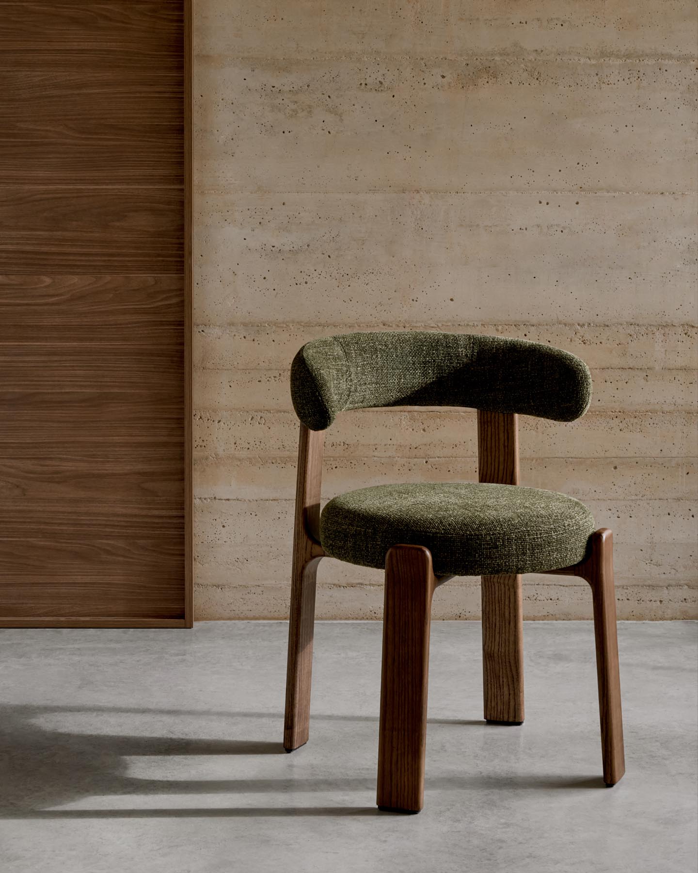 Stuhl Granite, schwer entflammbar, aus grüner Chenille und massivem Eschenholz mit nussbaumfarbenem Finish, FSC 100 % in Grün präsentiert im Onlineshop von KAQTU Design AG. Stuhl mit Armlehne ist von Kave Home