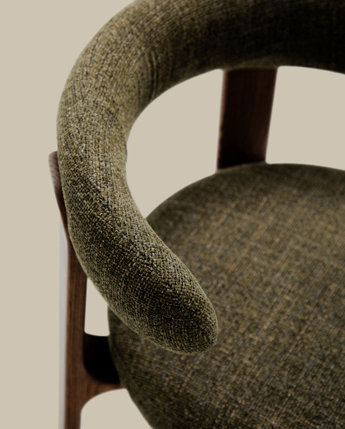 Stuhl Granite aus grüner Chenille und massivem Eschenholz mit Walnuss-Finish FSC 100% in Grün präsentiert im Onlineshop von KAQTU Design AG. Stuhl ist von Kave Home
