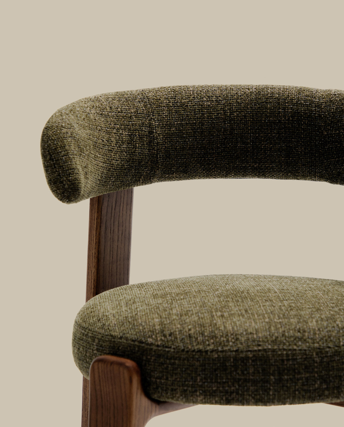 Stuhl Granite aus grüner Chenille und massivem Eschenholz mit Walnuss-Finish FSC 100% in Grün präsentiert im Onlineshop von KAQTU Design AG. Stuhl ist von Kave Home