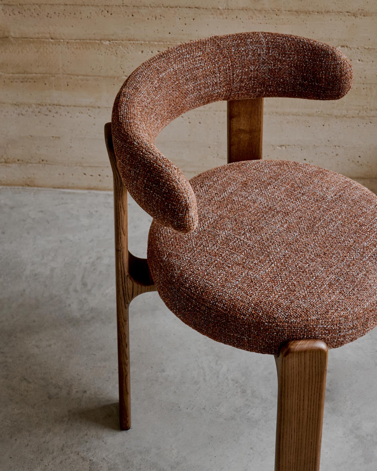 Stuhl Granite, schwer entflammbar, aus brauner Chenille und massivem Eschenholz mit nussbaumfarbenem Finish, FSC 100 % in Braun präsentiert im Onlineshop von KAQTU Design AG. Stuhl mit Armlehne ist von Kave Home