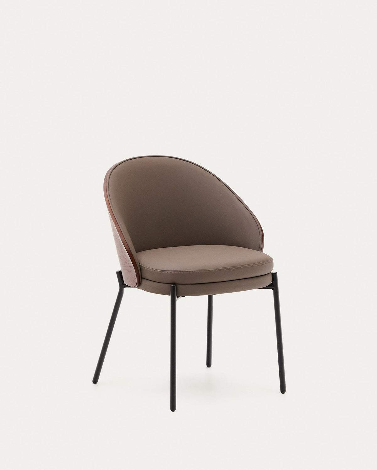 Eamy Stuhl aus braunem Polyurethan, Eschenfurnier mit Nussbaum-Finish und schwarzem Metall in Braun, Schwarz präsentiert im Onlineshop von KAQTU Design AG. Stuhl ist von Kave Home