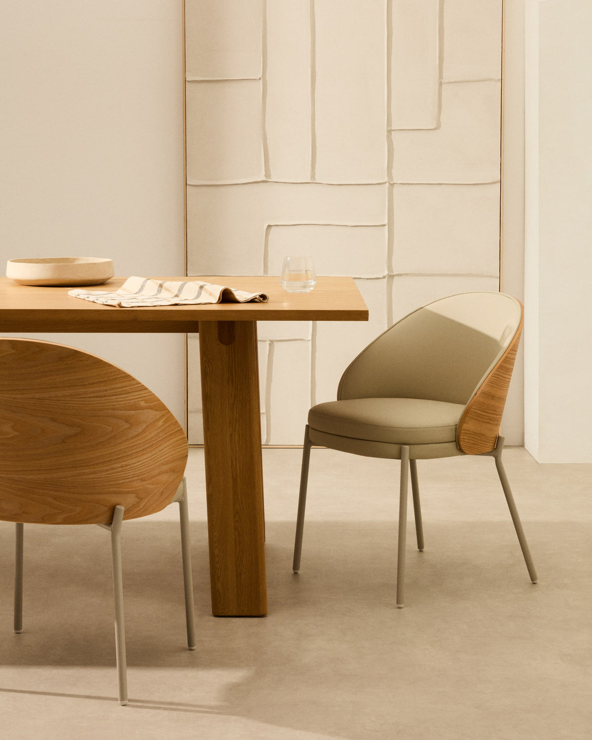 Eamy Stuhl aus beigem Polyurethan, Eschenfurnier mit Natur-Finish und beigem Metall in Beige, Weiss präsentiert im Onlineshop von KAQTU Design AG. Stuhl ist von Kave Home