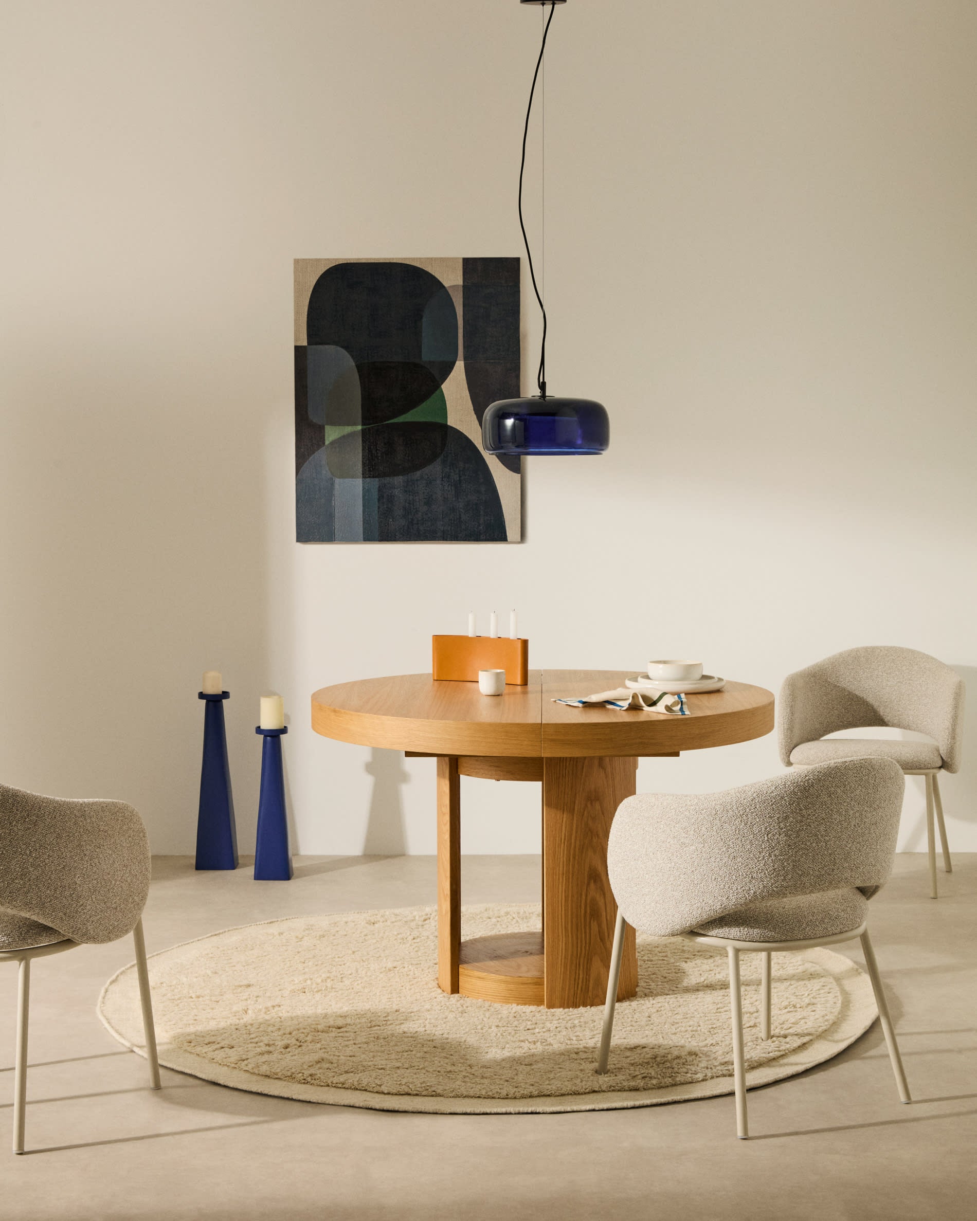 Eleganter beiger Stuhl Maina von Kave Home mit robusten Stahlbeinen und nachhaltiger FSC Mix Credit-Beschichtung für stilvolle Wohnräume.