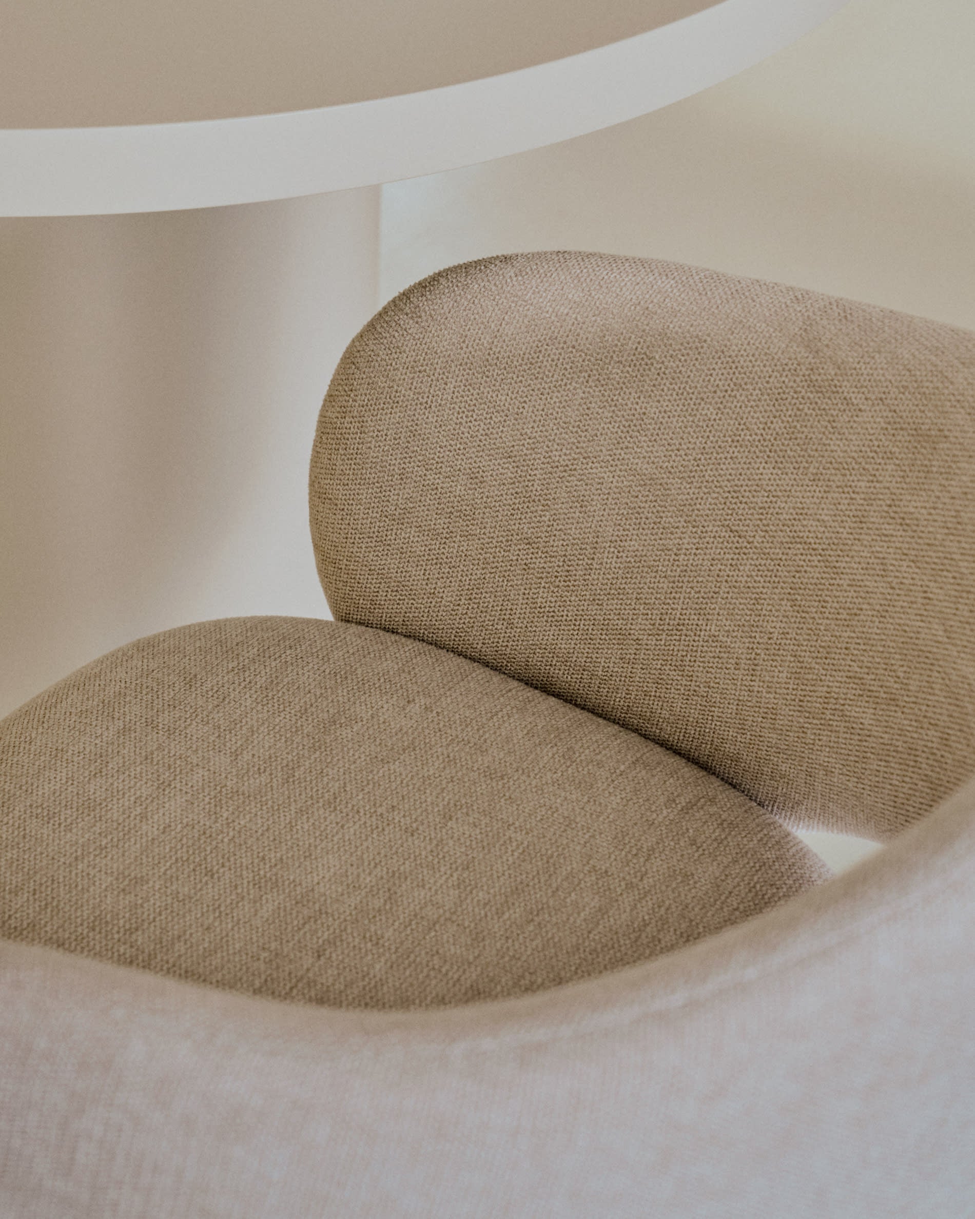 Eleganter Stuhl Maina in Beige mit robusten Stahlbeinen und nachhaltiger FSC-zertifizierter Beschichtung.