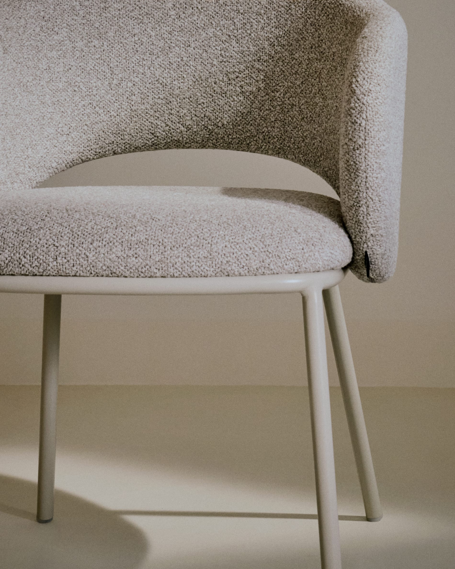 Eleganter Stuhl Maina in Beige mit robusten Stahlbeinen und nachhaltiger FSC-zertifizierter Beschichtung.