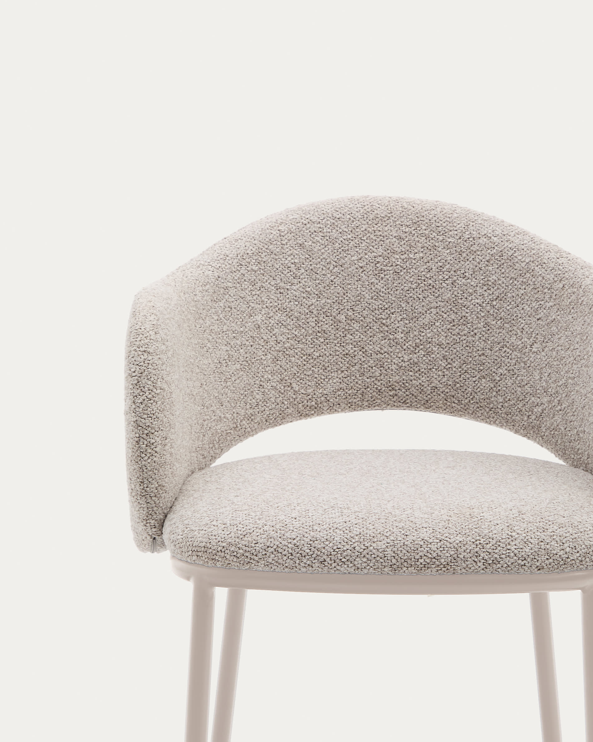 Eleganter Hocker Maina aus beigem Chenille mit robusten Stahlbeinen, ideal für Bar und Essbereich. Nachhaltig und stilvoll, Höhe 65 cm.