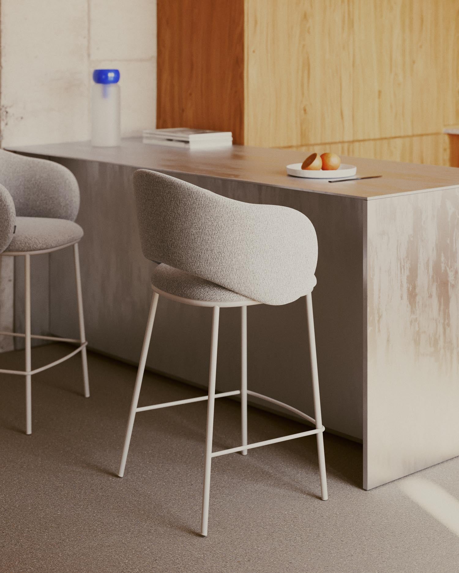 Eleganter Hocker Maina mit beiger Chenille-Polsterung, stabilen Stahlbeinen und FSC-zertifiziertem Material, 65 cm hoch.