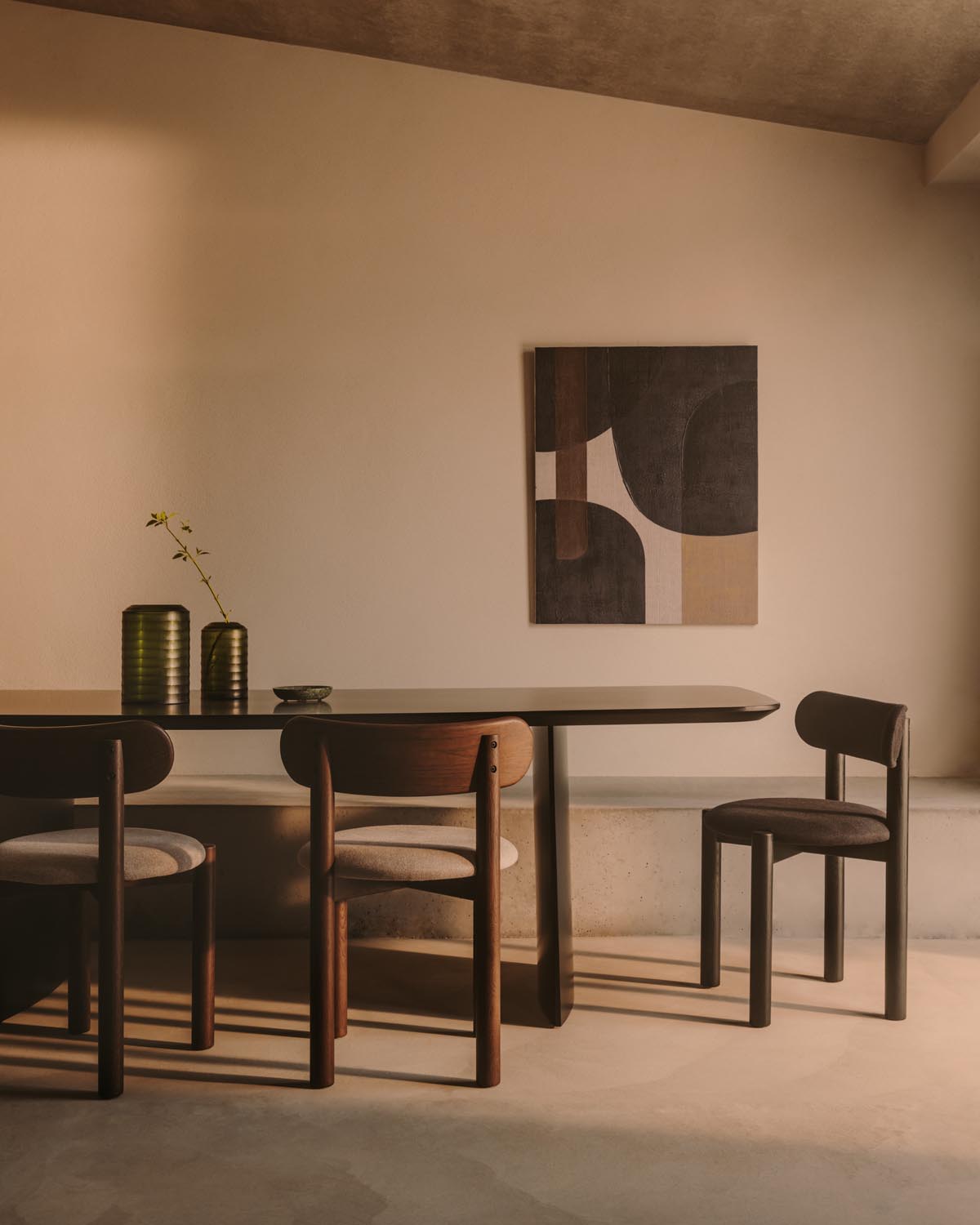 Nebai Stuhl: Schwarze Chenille, modernes Design von Kave Home.