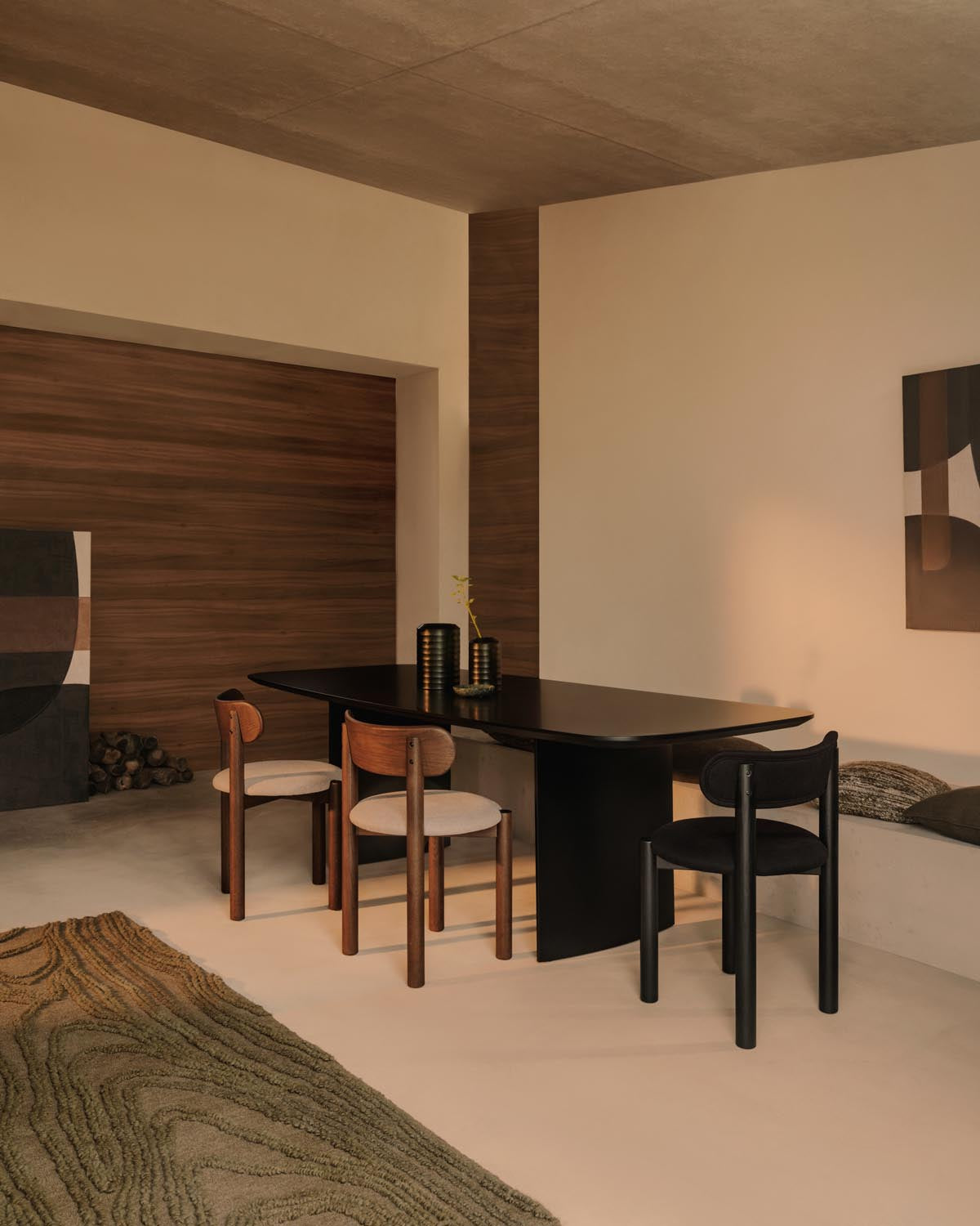 Eleganter Nebai Stuhl in schwarzer Chenille von Kave Home.