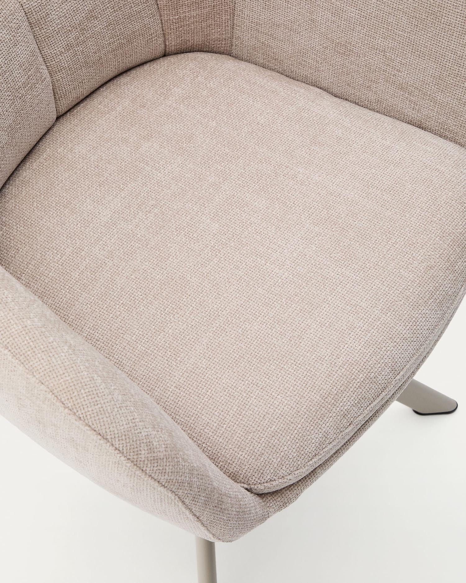 Eleganter Drehstuhl Dorina aus beiger Chenille mit robusten Stahlbeinen, perfekt für komfortable und stilvolle Einrichtungsideen.