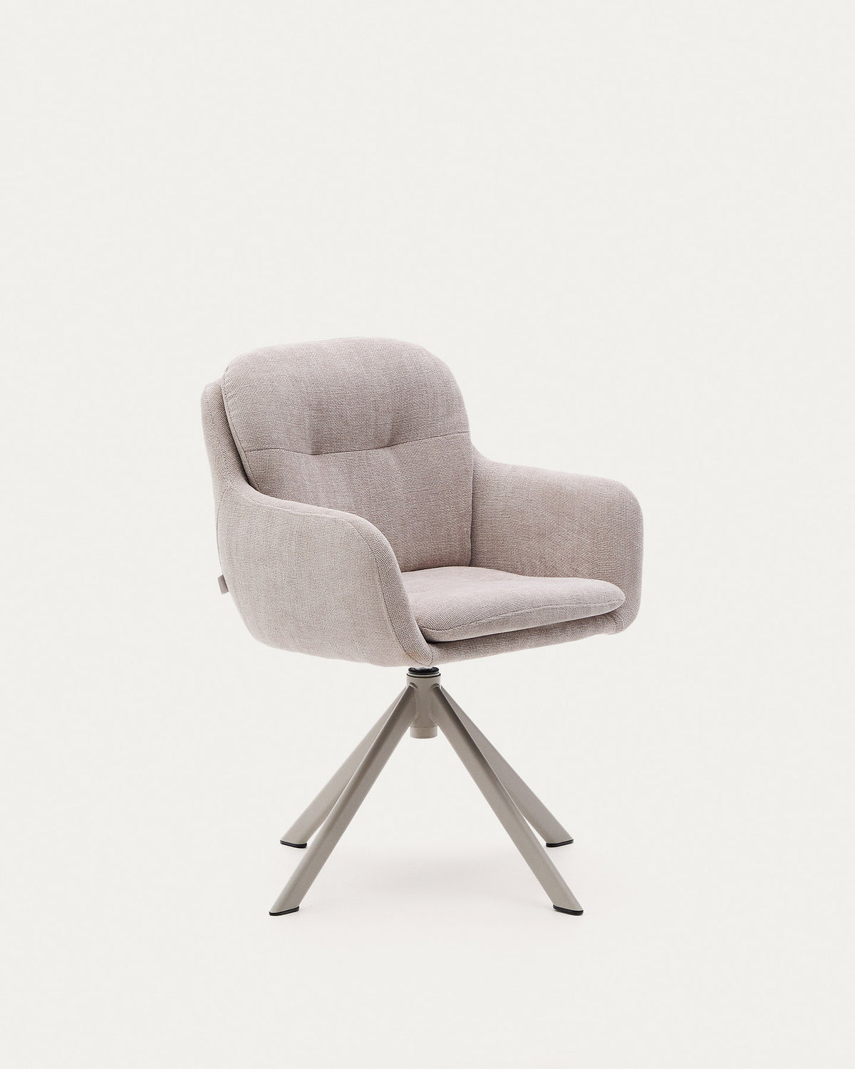 Drehstuhl Lexa aus beigefarbener Chenille und Stahlbeinen mit beigefarbenem Finish in Beige präsentiert im Onlineshop von KAQTU Design AG. Dreh-Schalenstuhl mit Armlehnen ist von Kave Home
