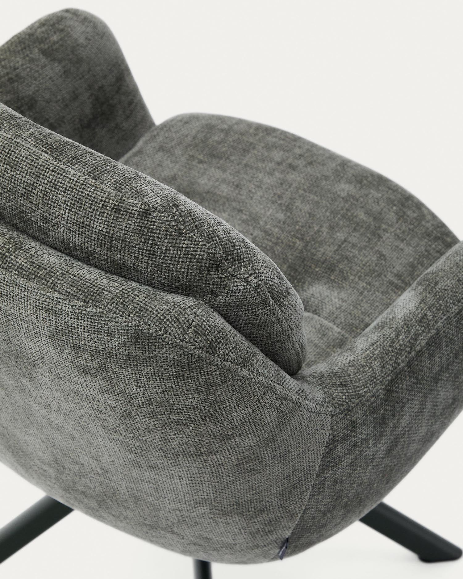 Eleganter Drehstuhl Lexa von Kave Home, mit luxuriösem grünen Chenille und stabilen Stahlbeinen, ideal für stilvolle Wohnräume.